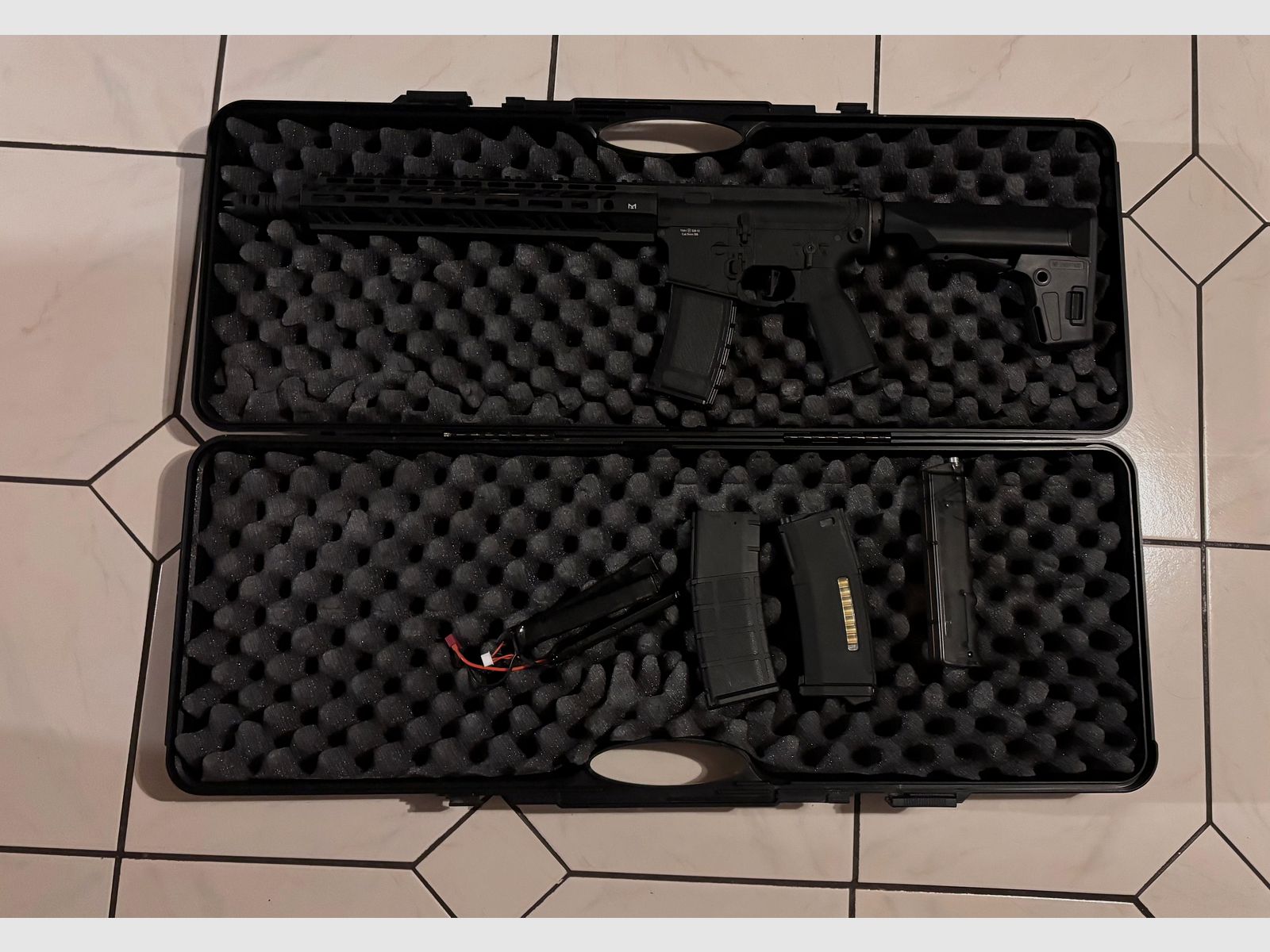 SSR15 Airsoft Sturmgewehr mit 3 Magazinen, Magazinlader und Akku