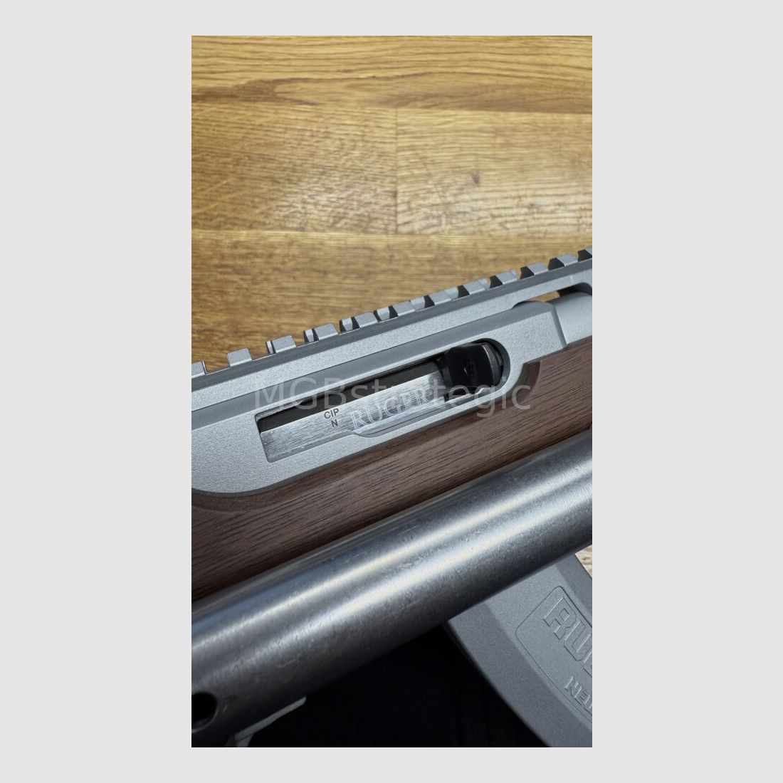 Ruger 10/22 met A-Team kolf systeem / loop en 2x Ruger BX-25 magazijnen cerakote zilver gecoat / loopdraad 1/2"x28UNEF