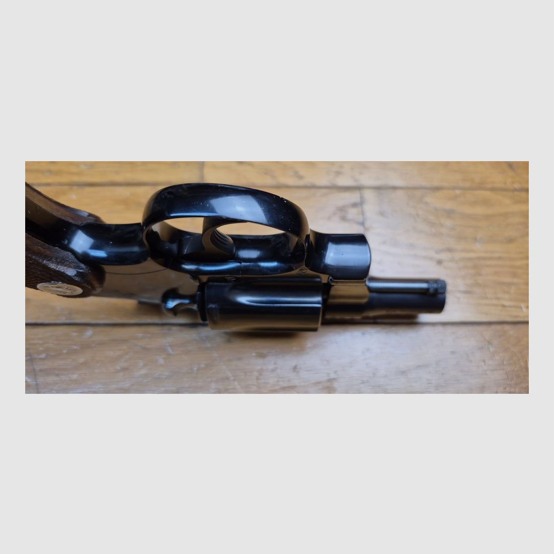 Schöner und seltener Colt Cobra – Subnose in .38 SP – Waffe von 1966 – Aluminiumrahmen – 2 Zoll Lauf mit einwandfreien Zügen – Sehr gute Mechanik und Ästhetik – Ikonische Waffe der Detektive mit großem Schnurrbart und Bodyguards – Neuwertig! TBE ++/TBE+++, Bild 11 von 22