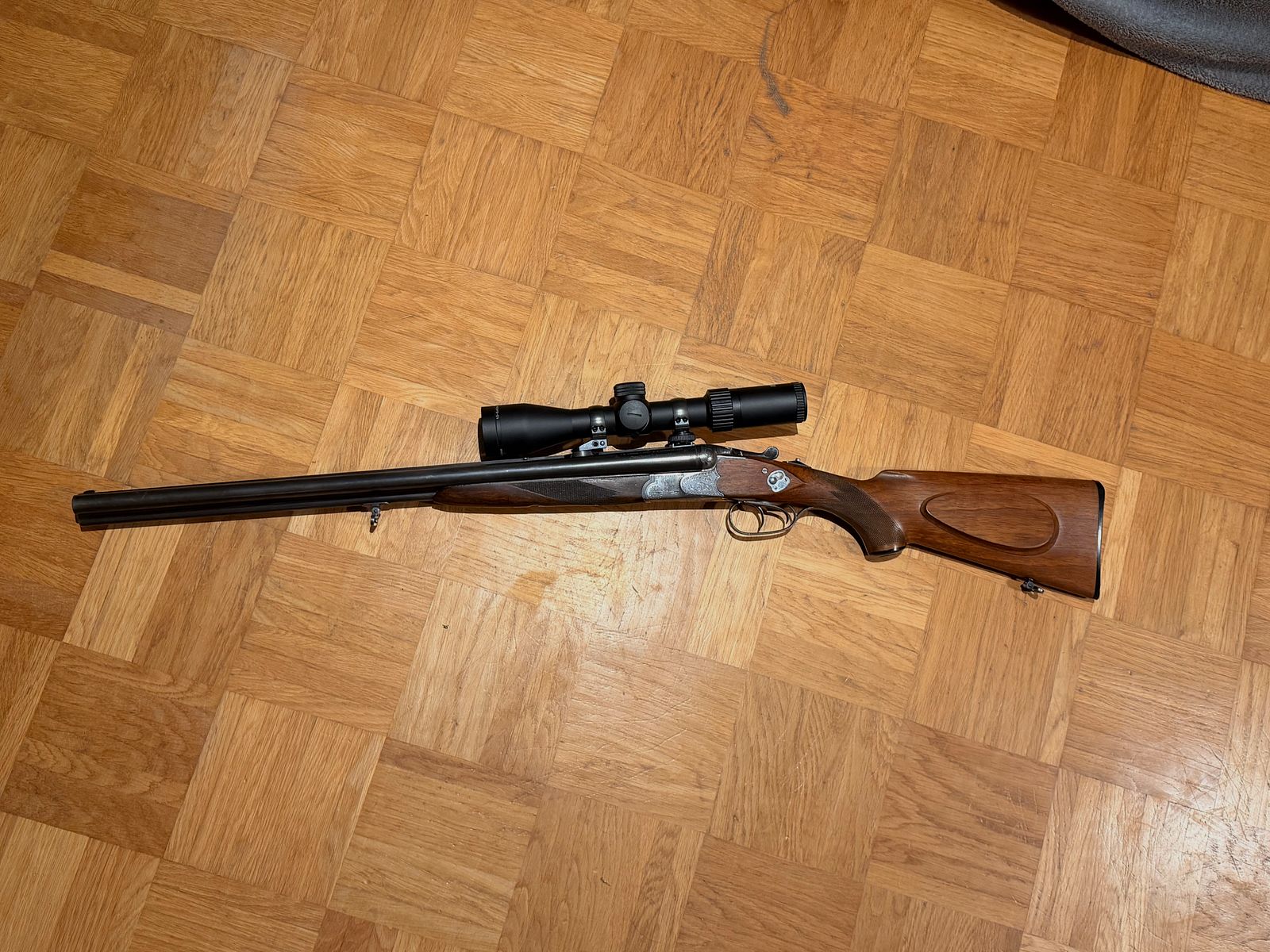 J.P Sauer und Sohn Drilling 7x57R con Akah 1-6x42 mira telescópica en un montaje oscilante