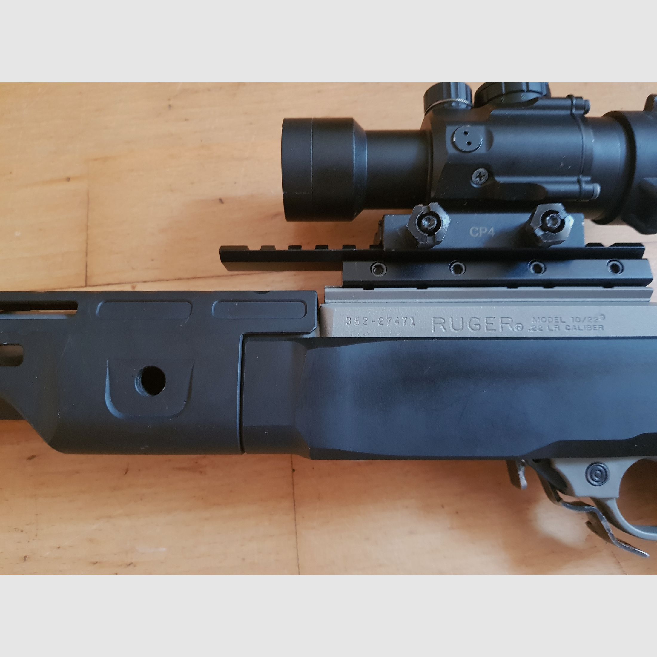 Ruger 10/22 Target, roestvrij staal "tactisch" met pistoolgreep en uitschuifbare schoudersteun (Magpul)