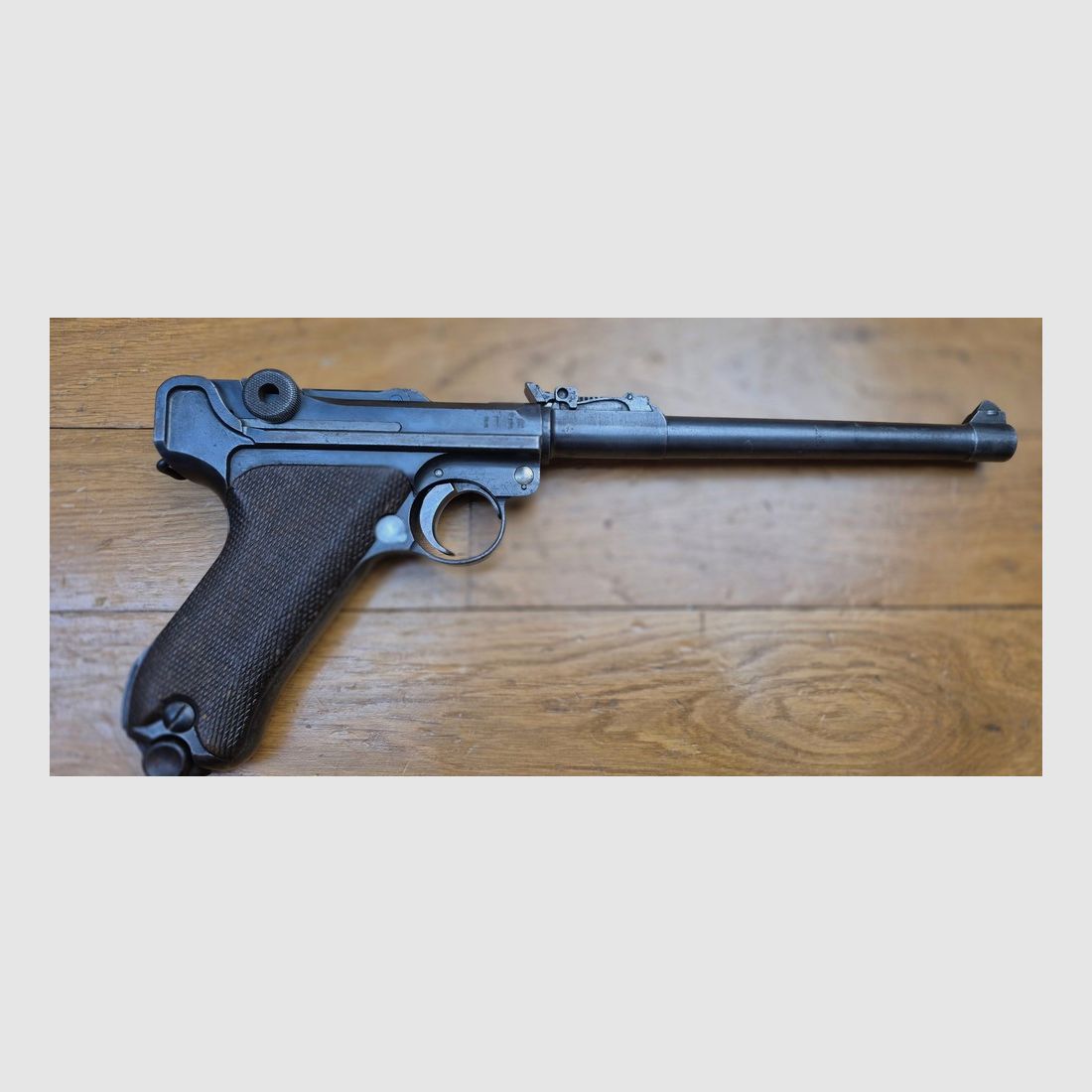 Très beau Luger d&rsquo;artillerie P08 – Arme de 1917 – Canon 8 pouces (20cm!) – Fabrication DWM – Entièrement mono-matricule (sauf le chargeur qui est d&rsquo;époque) – Cal. 9×19 – Hausse et guidon dérivables du premier type – Très belles plaquettes – Bronzage d&rsquo;époque à encore 80% – Splendide canon TBE+, image 14 sur 22