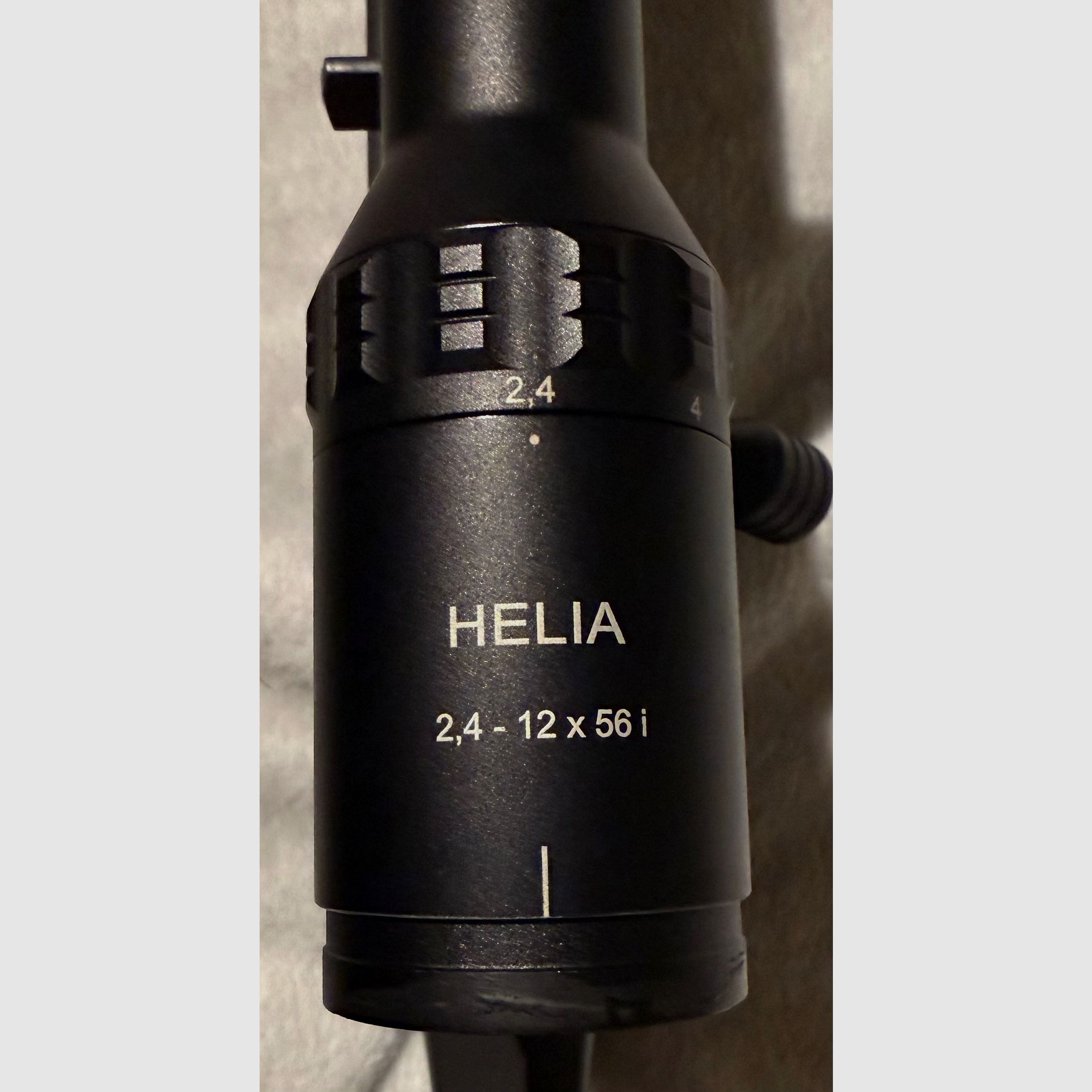 Kahles HELIA 2,4–12×56i mit Schiene.