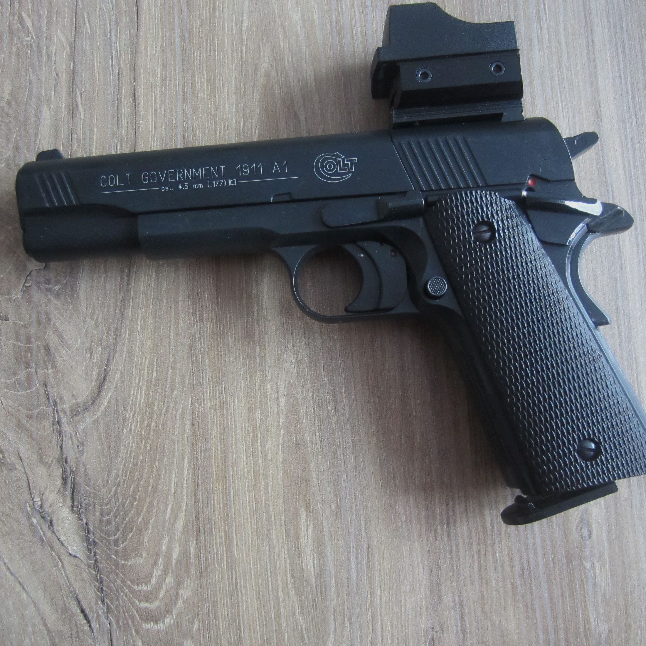 Colt 1911 A1 Commemorative Co 2 Pistolet 4,5mm BB z Red Dot
