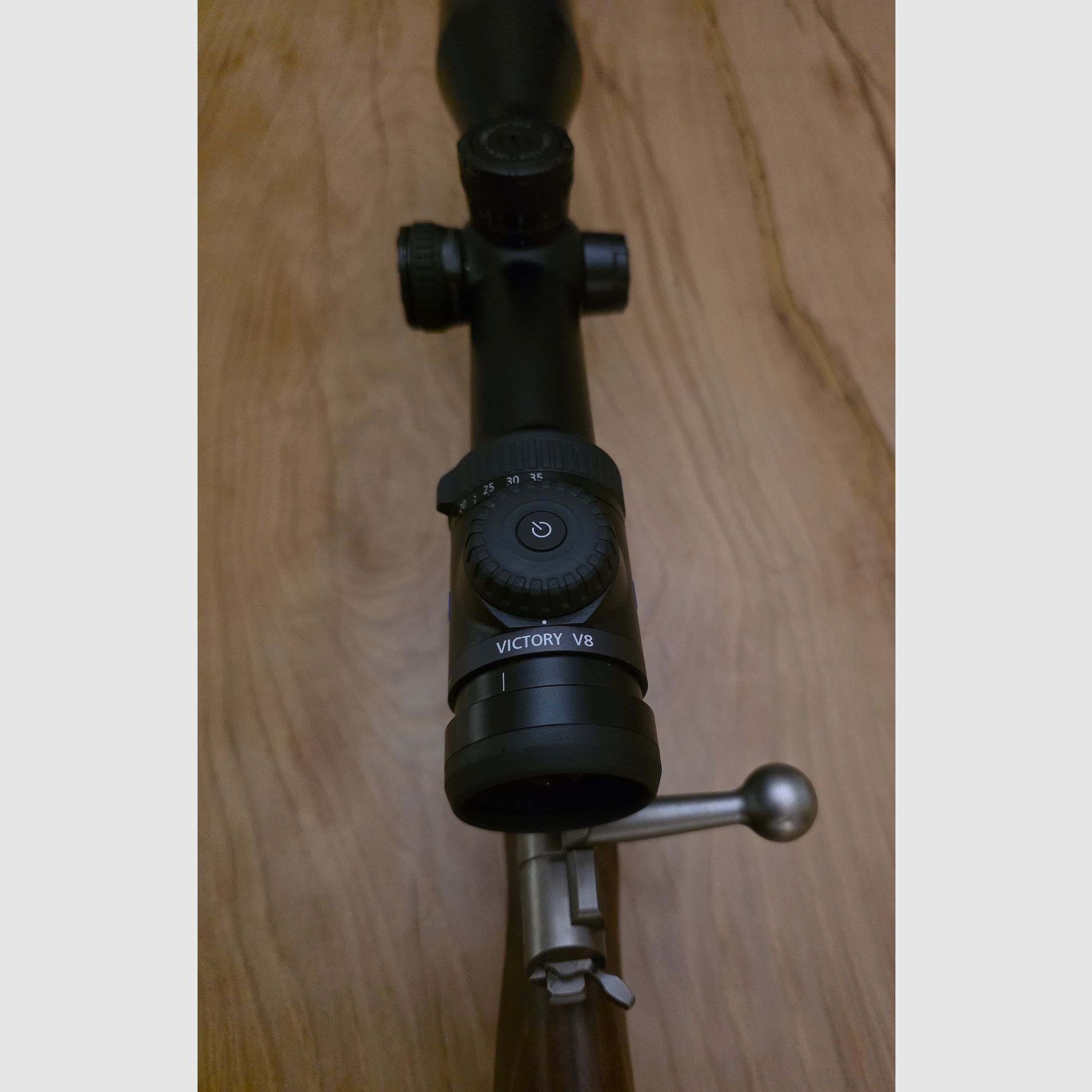 Mauser M03 Expert .223 z drewnianym stockiem i Zeiss Victory V8 4,5-35 x 60 z celownikiem z szybką regulacją (ASV)