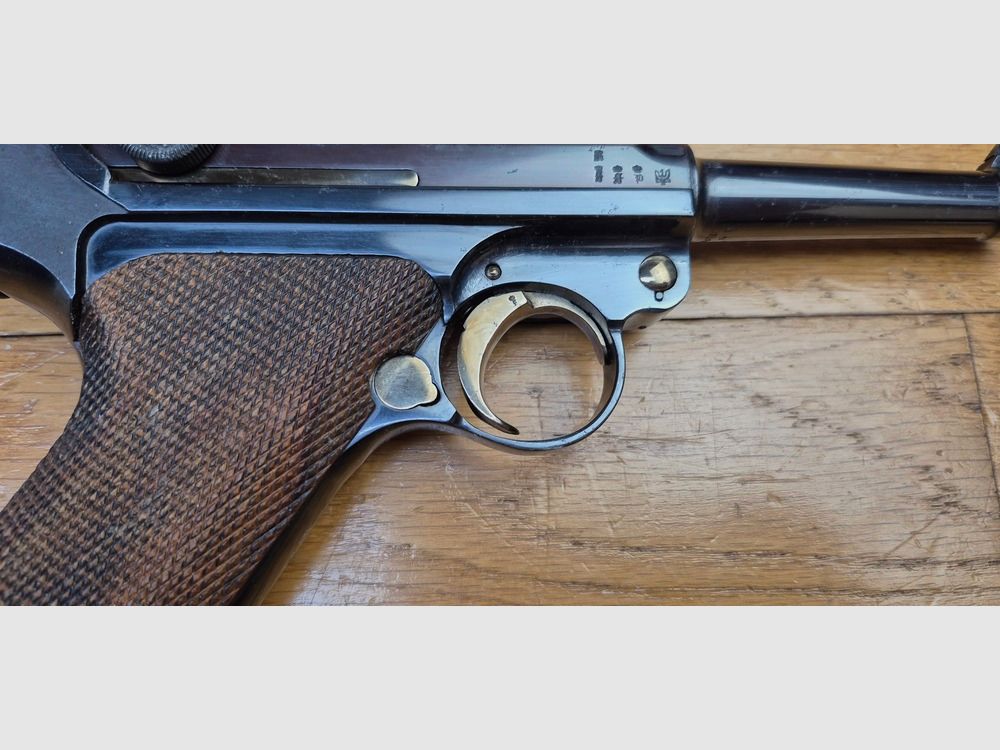 Wunderschöner und atypischer Luger P08 – Herstellung Erfurt 1916 – Waffe 100% einheitlich nummeriert – Wunderschöne professionelle Brünierung – Mechanik mehr als ausgezeichnet – Ästhetik hervorragend – Lauf ausgezeichnet, nahezu neu – Wunderschöner Luger, symbolisch für die Geschichte! – TBE++, Bild 21 von 25