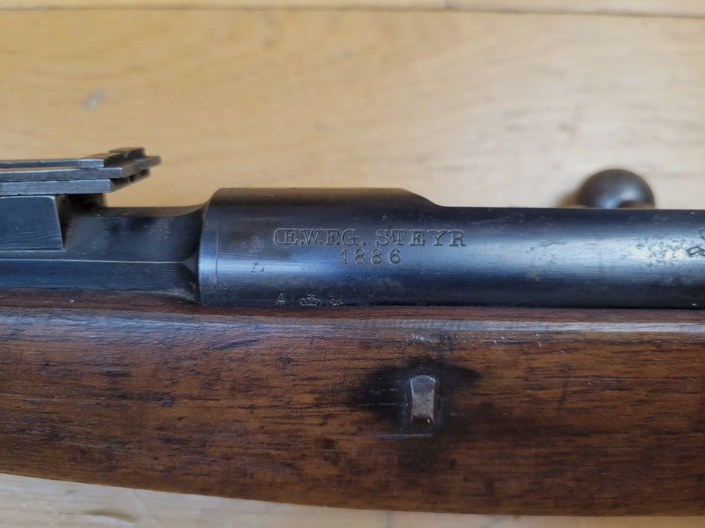 Sehr gutes Gewehr Kropatschek Modell 1886 – Herstellung OEWG in Steyr 1886 (auch!) – Kaliber Schwarzpulver Original 8×60 – 8×56 portugiesisch – Schöne Hölzer – Guter ästhetischer und mechanischer Zustand – Sehr gutes Stück in BE+ / TBE!, Bild 28 von 31