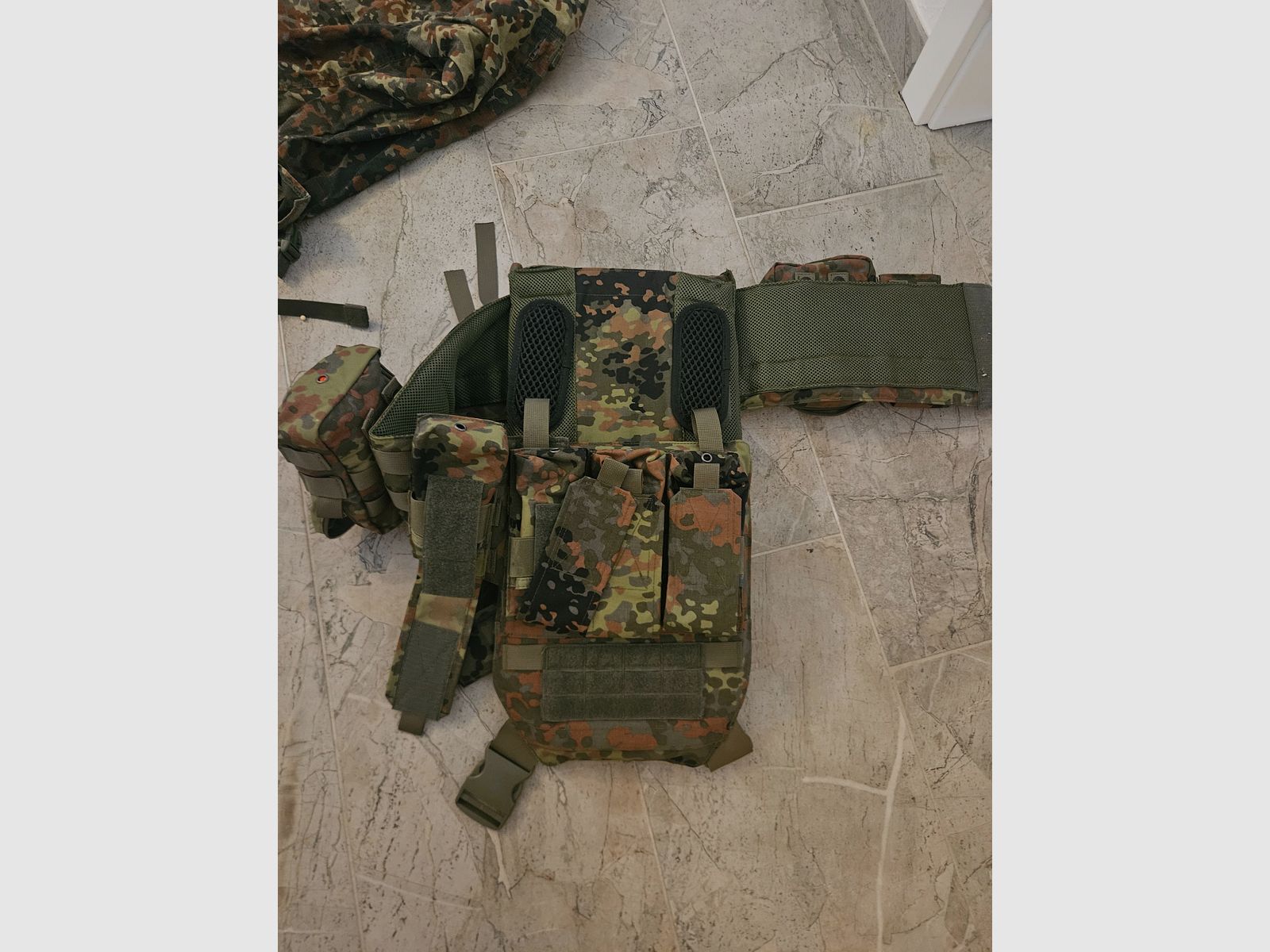 Großes Begadi S-AEG Starter-Set: MK16 (SCAR-L) & M4 M-LOK inkl. 10 Magazinen, Akkus & kompletter Flecktarn-Ausrüstung, Bild 11 von 15