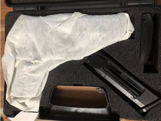 CZ P-09 Kaliber 22 lfb te koop en een sportpistool IZH-35M, als cadeau erbij!