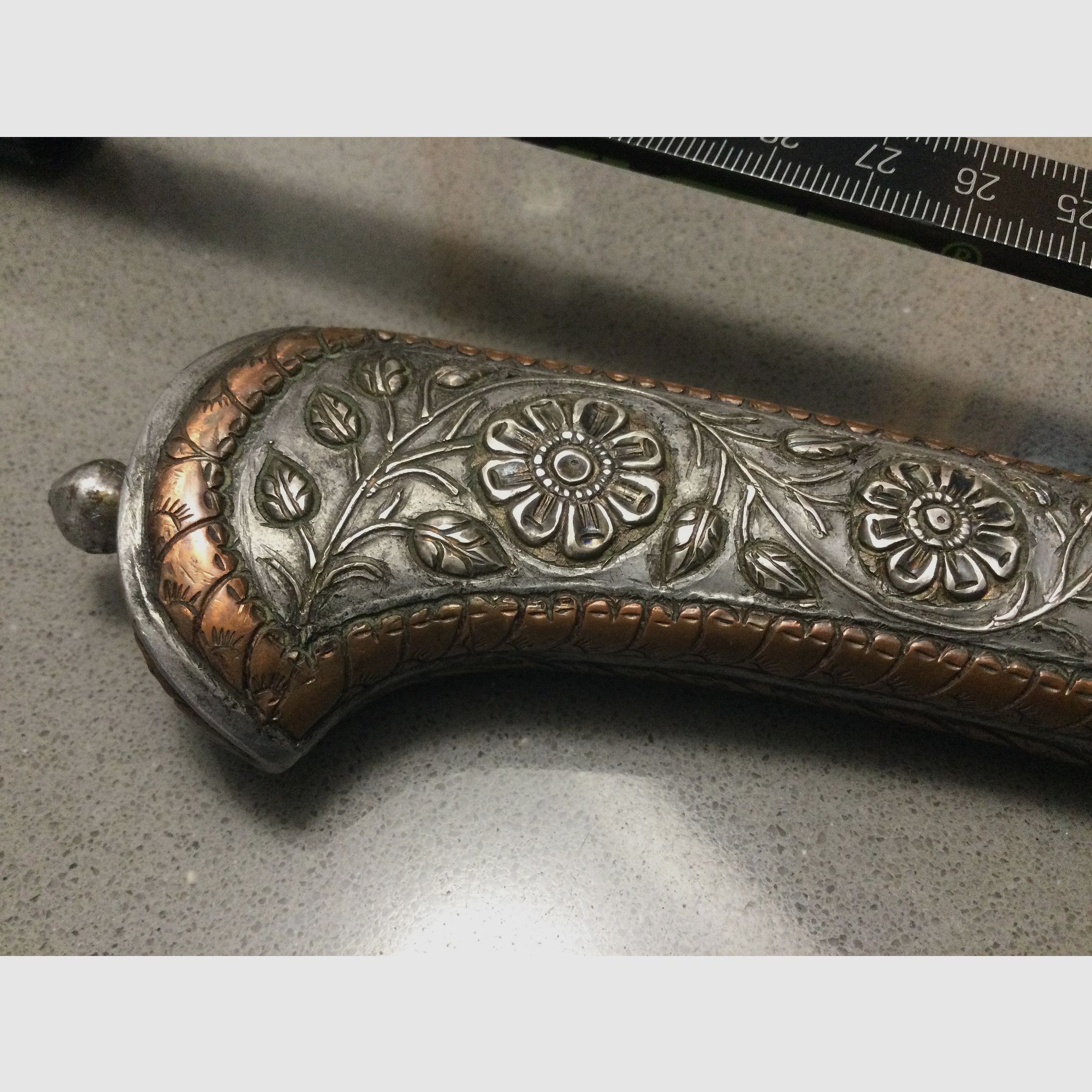 Hermoso cuchillo antiguo, daga, antigüedad, hoja de Damasco