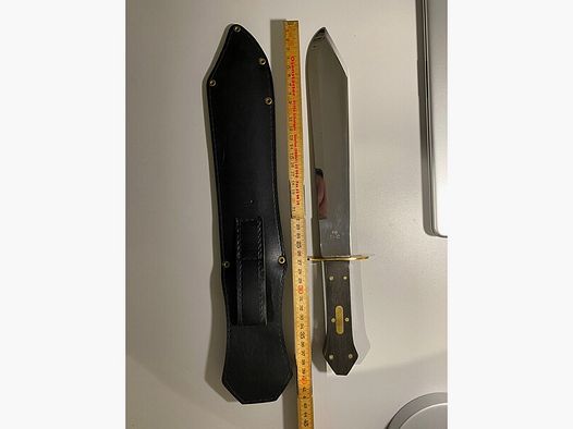 Schönes massives Jagdmesser mit schwarzer Messerscheide aus Leder und Skullprägung