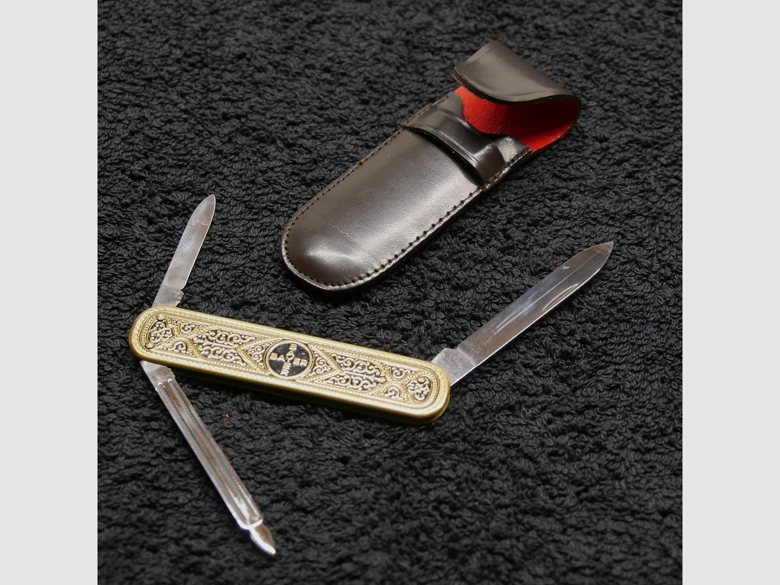 Nóż składany Justus Bierhoff Solingen 3-częściowy ornamentowany z logo Bayera z etui ochronnym vintage