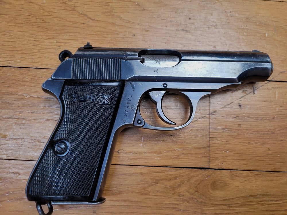 Bellissimo pistola Walther PP III Reich – Bella fabbricazione Walther Zella-Mehlis dell'estate 1940 – Calibro 7,65 mm – Bella brunitura originale – Marcato polizia e anello per cordino – Numero di serie mono – Canne a specchio – TBE, immagine 15 di 21