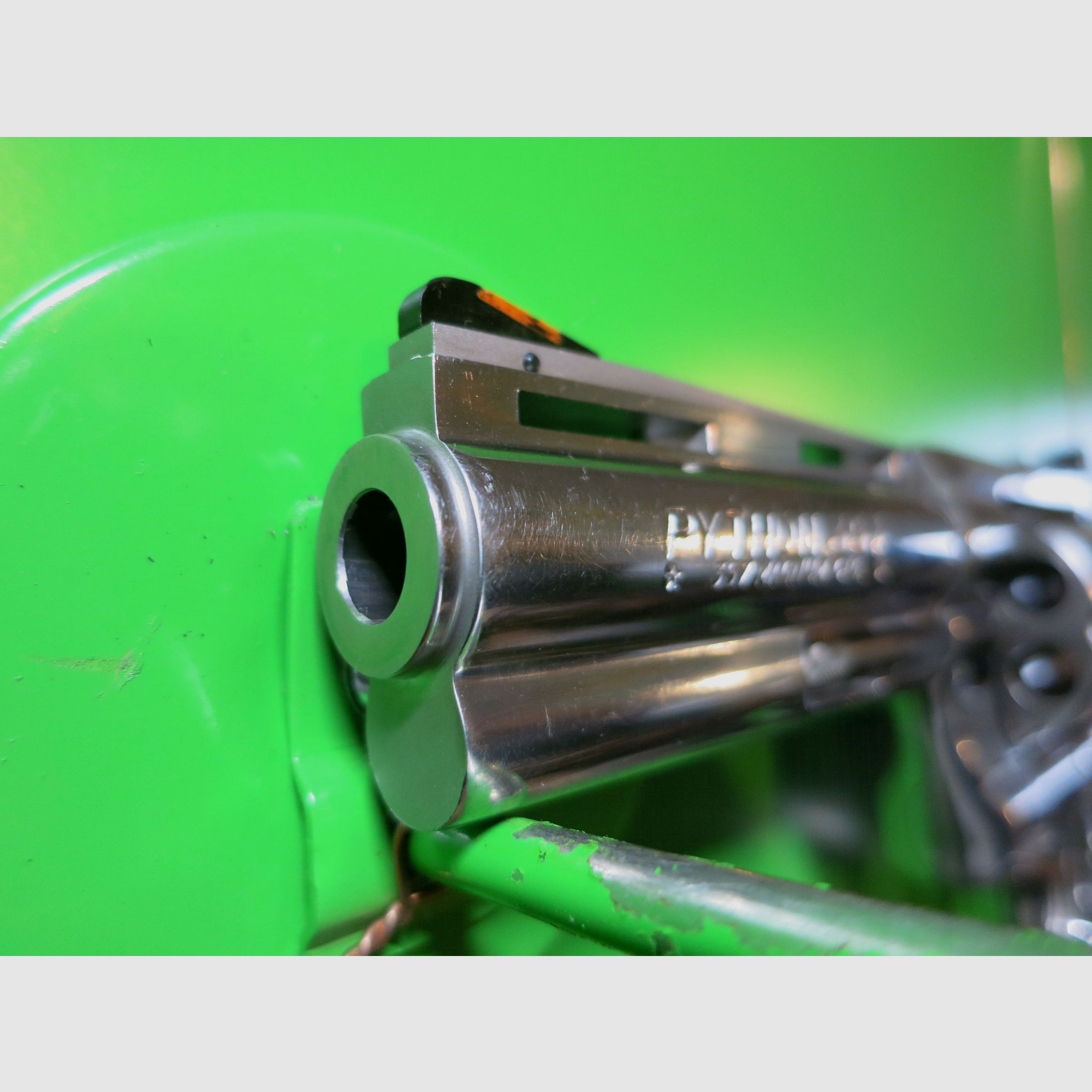 Revolver COLT PYTHON, Stainless (Hochglanzpoliert), .357 Magnum, 4" Lauf, Gummi-Sportgriff   #25-