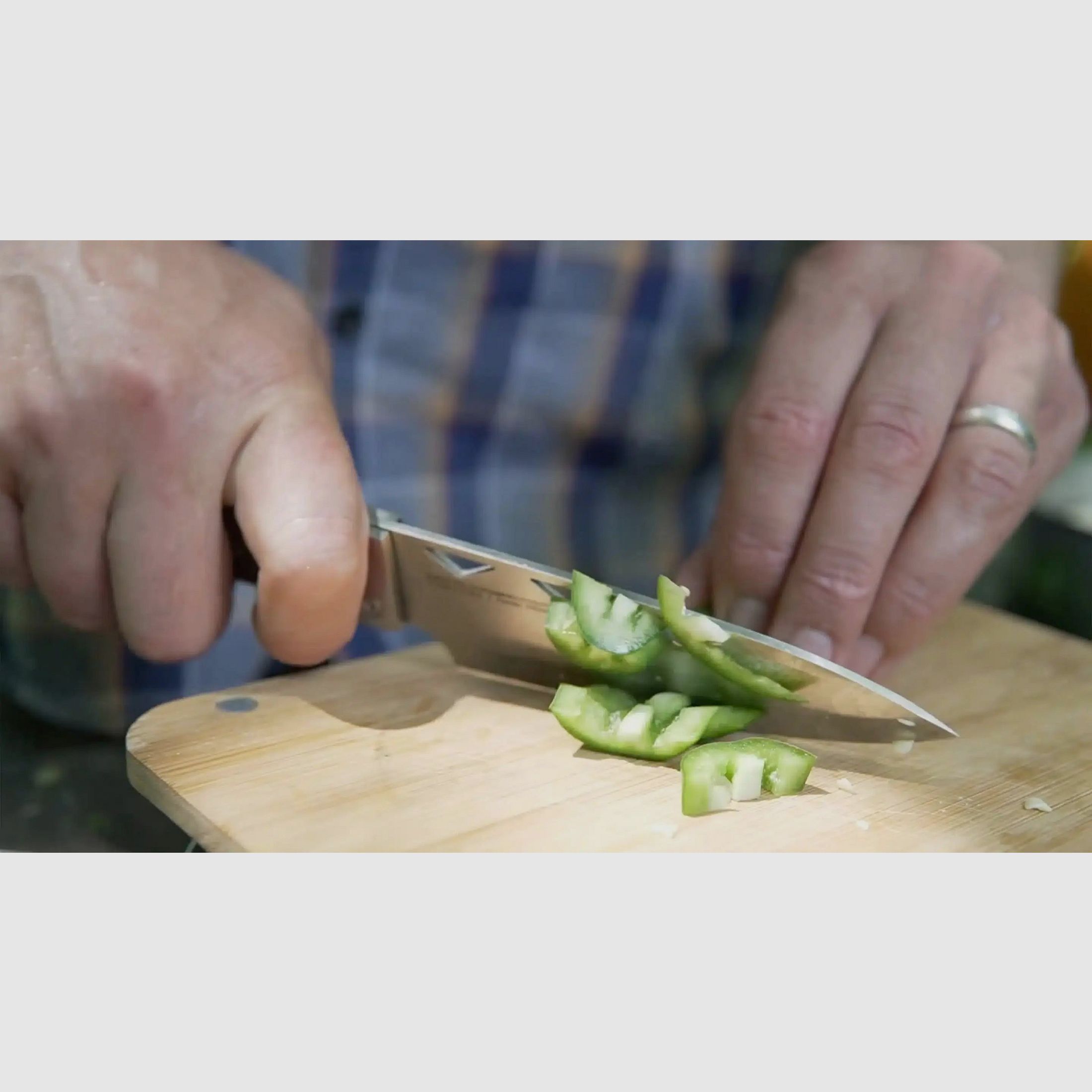 nCamp Premium Couteau de Cuisine (Lame 9cr18Mov/Poignée en Hêtre) avec Poche en Nylon