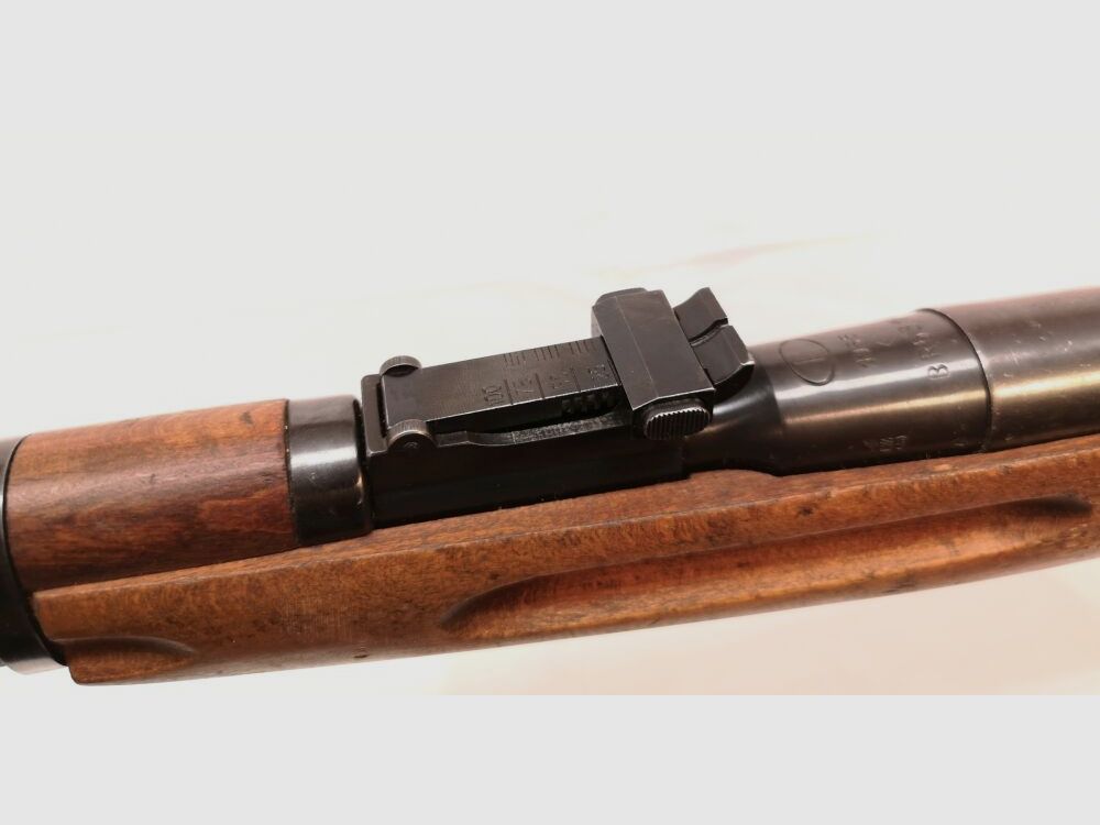 Karabin treningowy Mosin Nagant - karabin treningowy, z numerami zgodnymi, przedni metalowy uchwyt w kolorze brązowym.