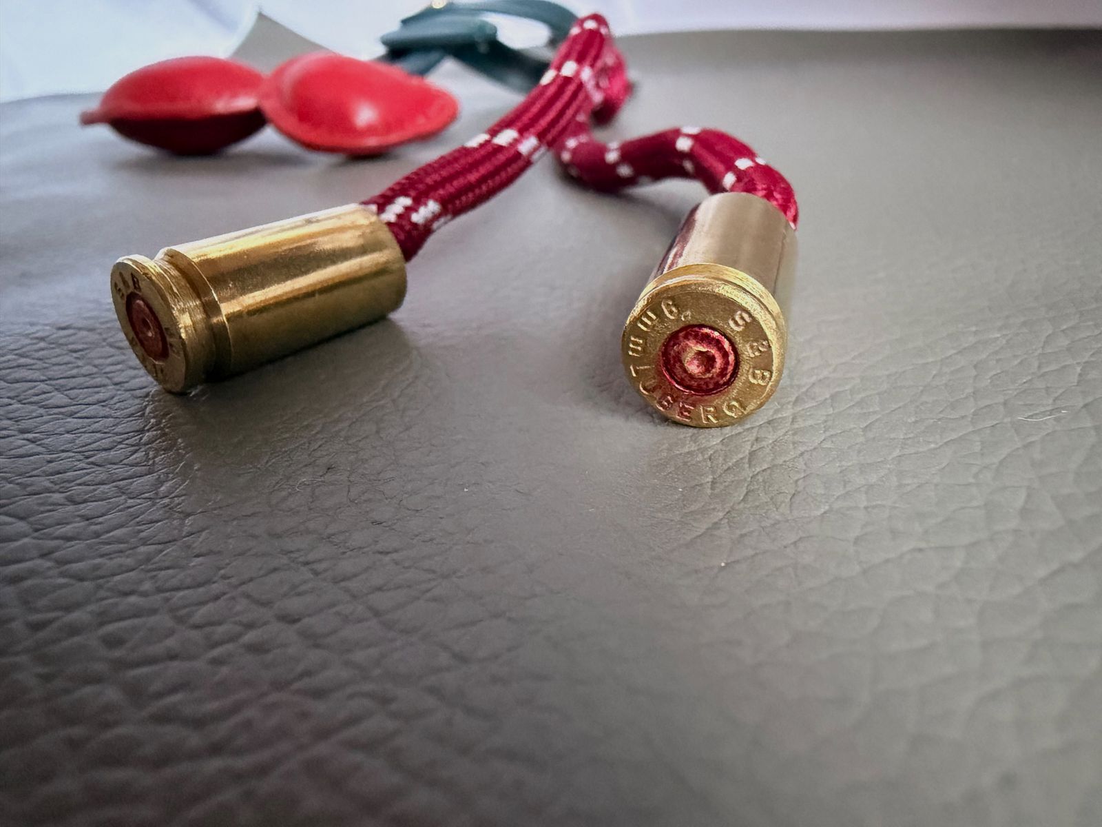 Llavero cereza con casquillos 9mm Luger, imagen 2 de 2