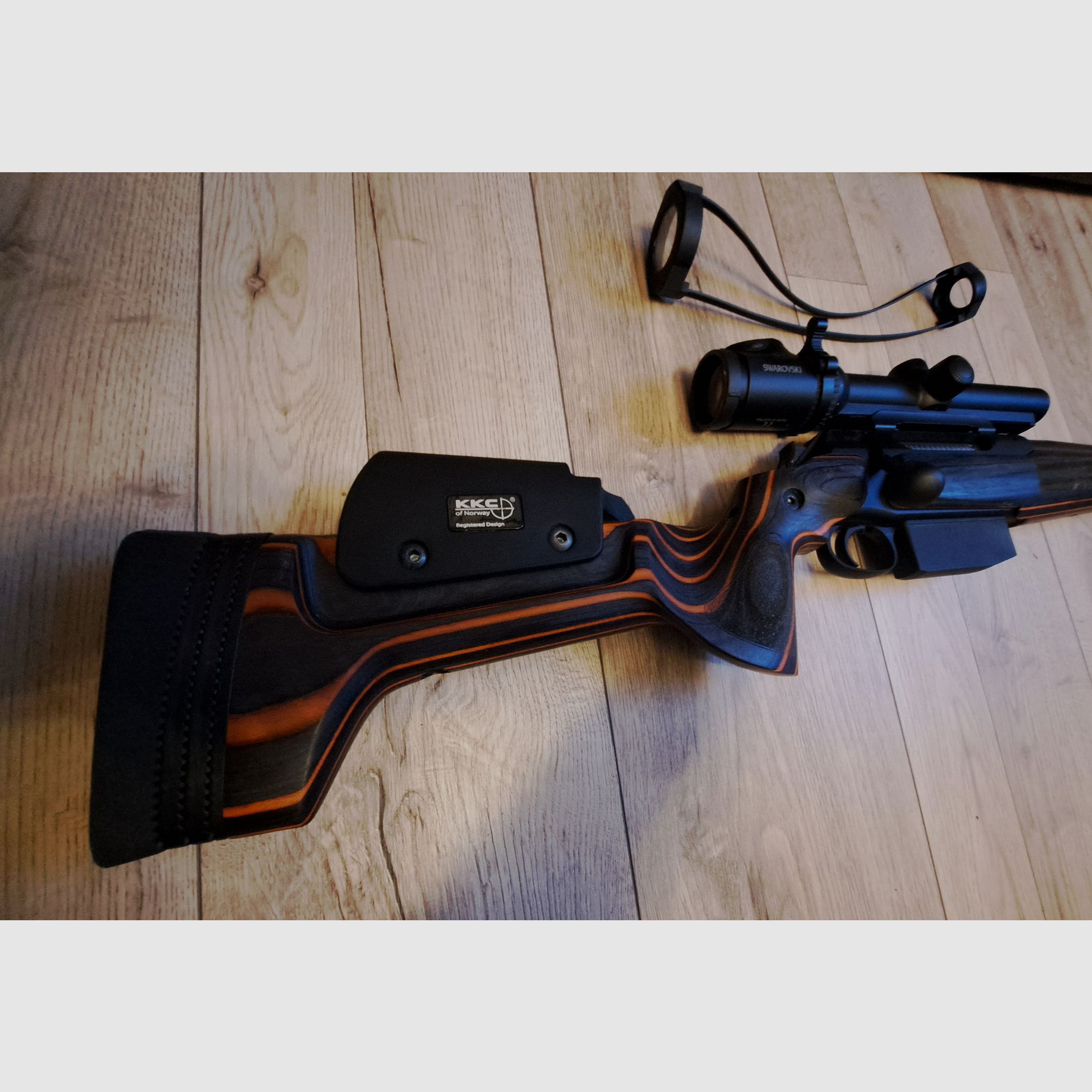SAUER 404 im KKC Schaft schwarz/orange 9,3 x 62 Mündungsgewinde Swarovski  Z6i