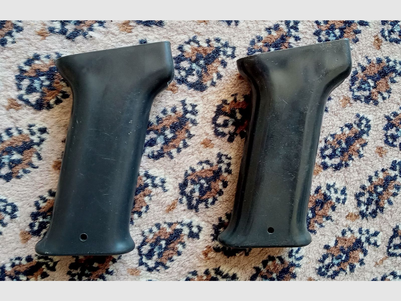 2 poignées en plastique AMD-65 hongroises de FEG même numéro de coulée 63 // AK / AKM / AK74 / AK-100 / Type 56, image 1 sur 11
