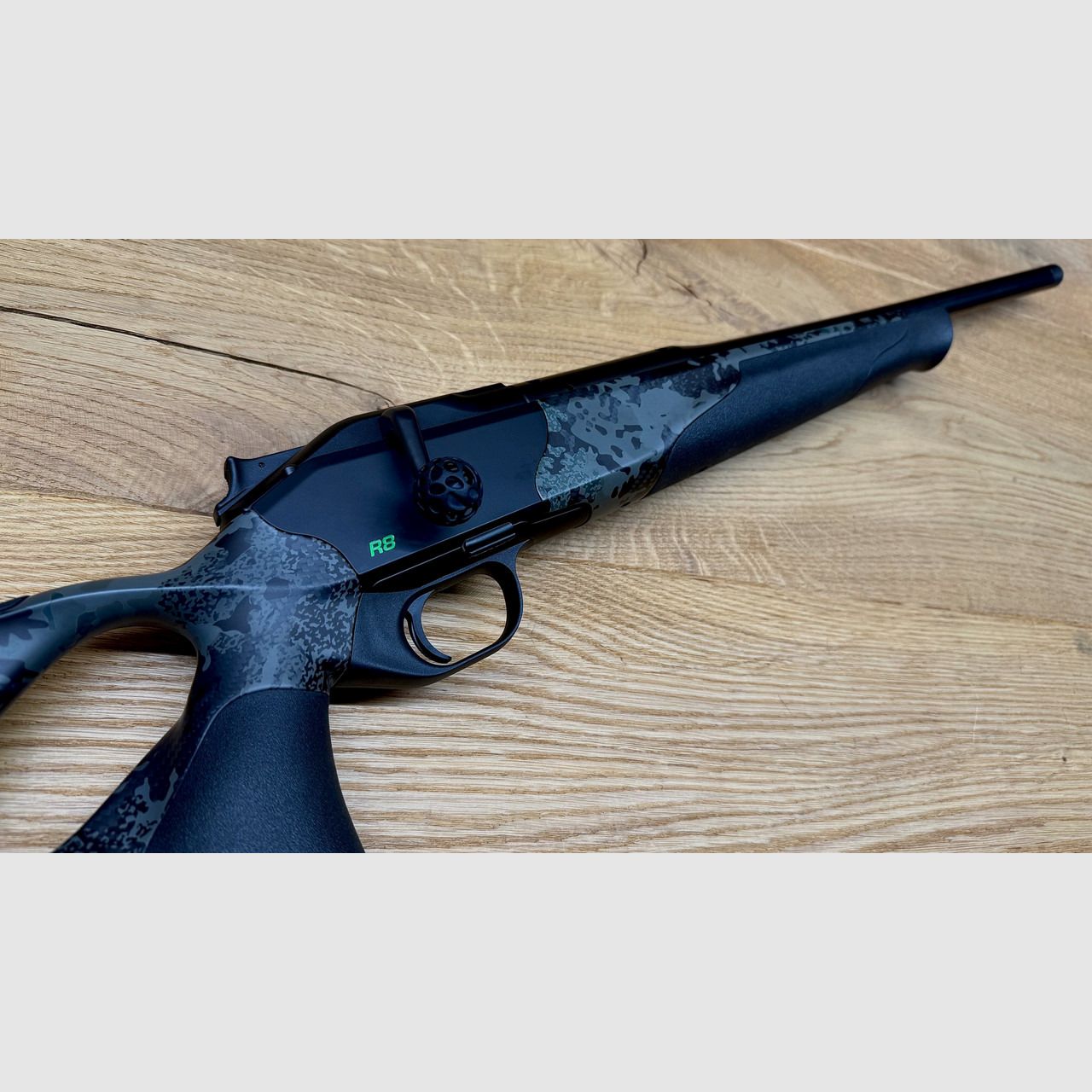 Blaser R8 Custom Carbon Huntec-Camo / Elastomereinlagen / gekürzter Lauf / Mündungsgewinde / Logo giftgrün // TRAUMWAFFE 