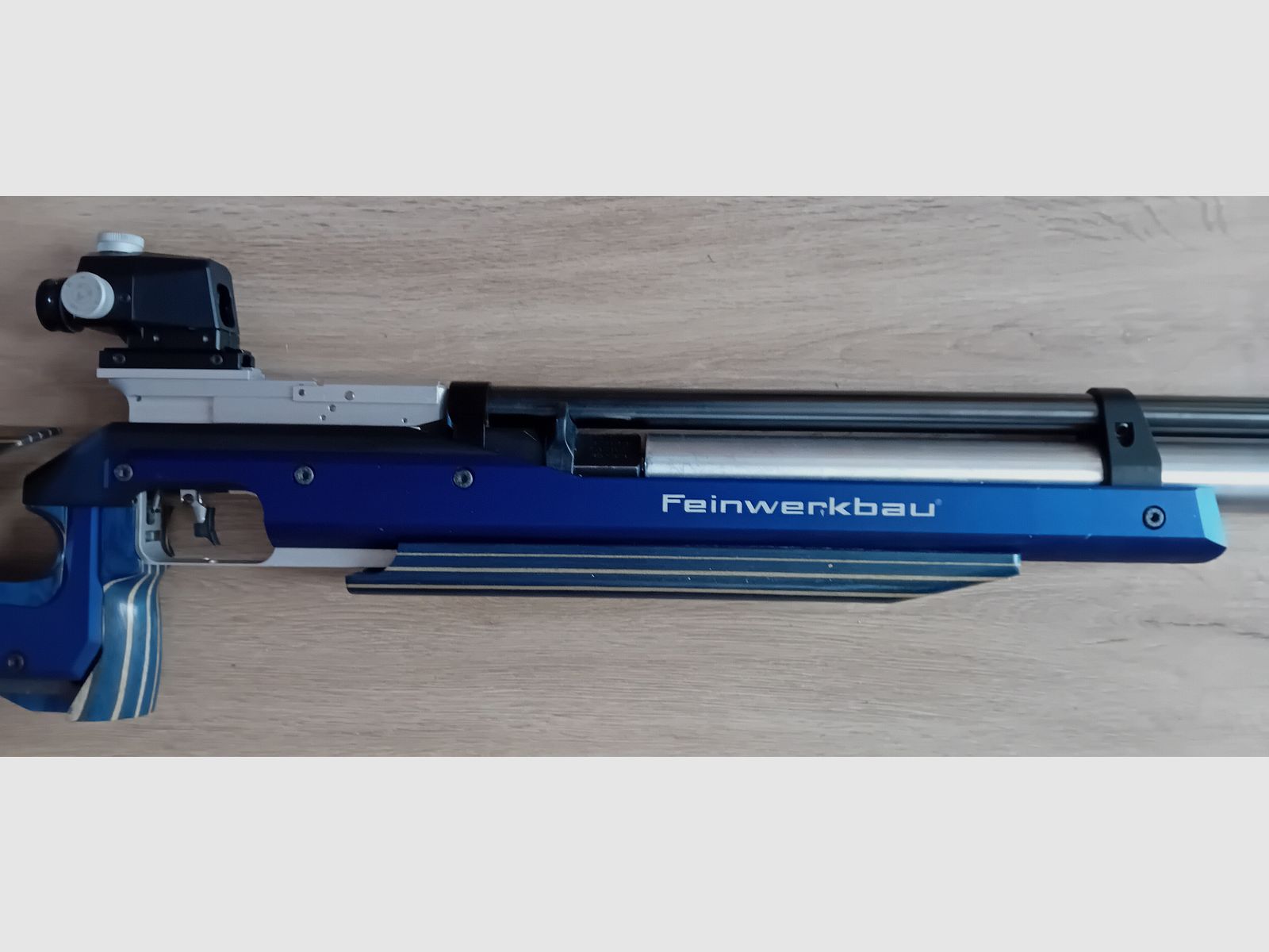 Press - Luftgewehr Feinwerkbau P 70 ALU - Links - Schaft