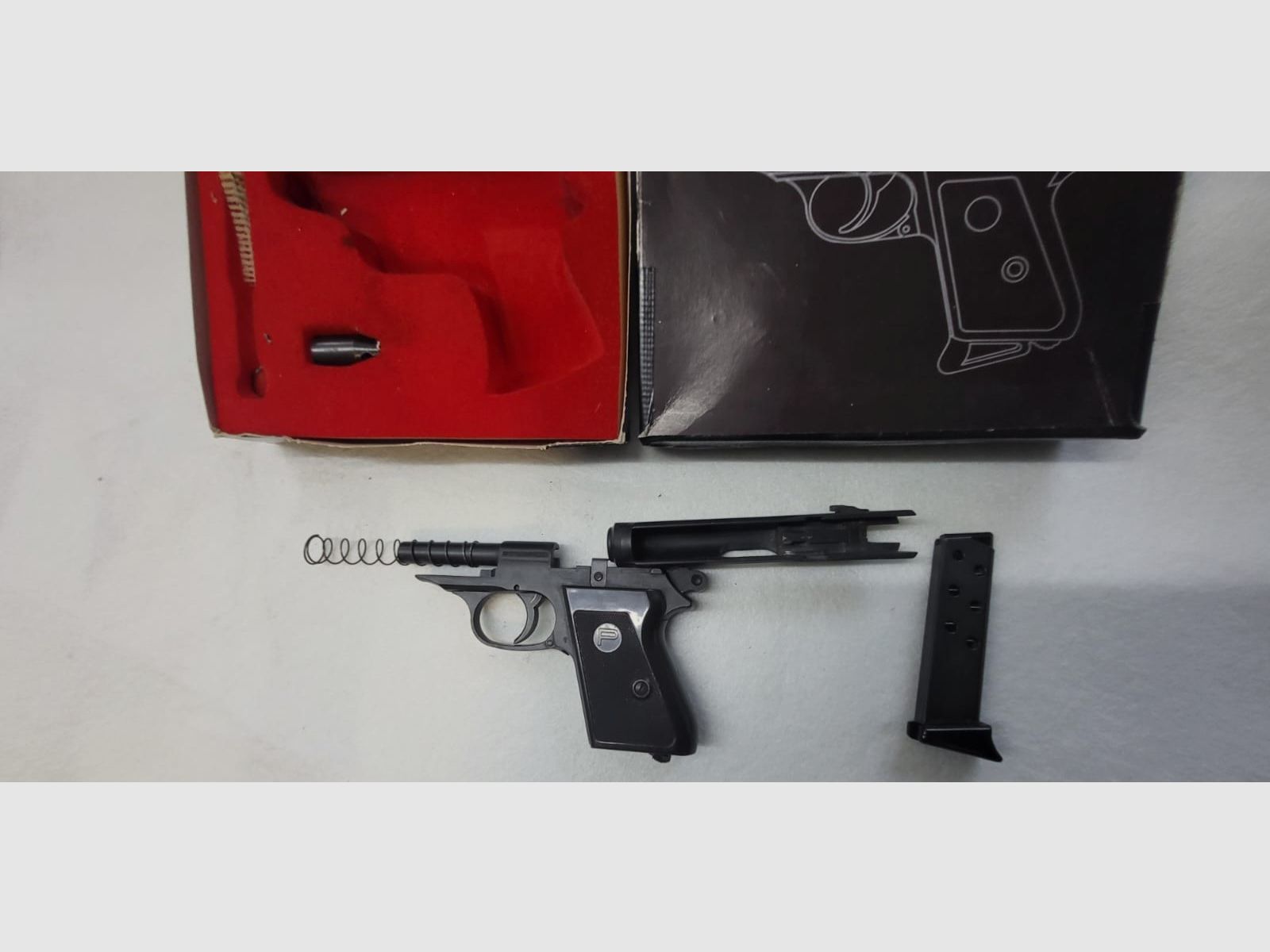   Schreckschusspistole Perfecta Mod.FBI  8000 cal. 8mm Platz 