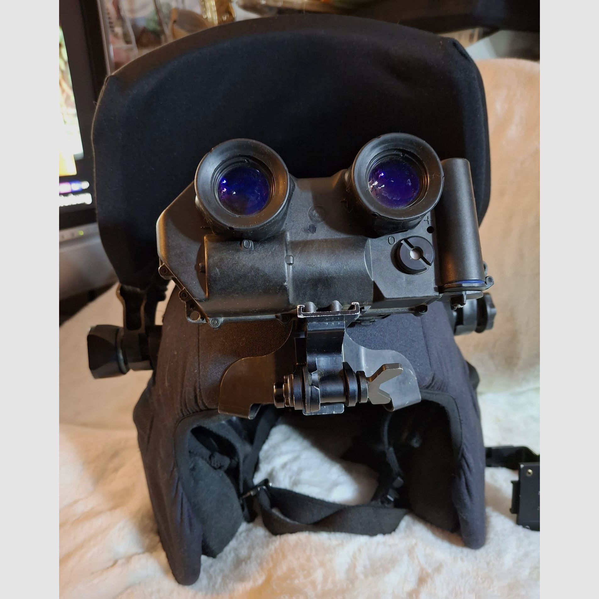 Nachtzichtversterker met helm- en hoofdbevestiging