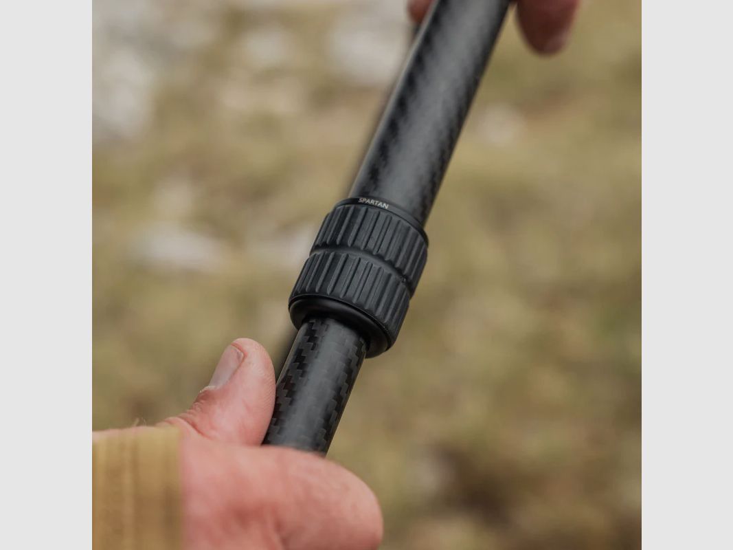 Spartan Precision Equipment Ascent Tripod™ Gen 2 Woodland mit Davros Pro Head™ und Trekkingstockgriffen