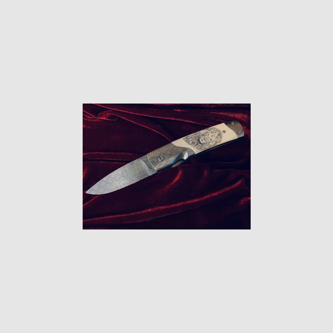 DNC Messer Lion II Mammutelfenbein, Klinge: Damast, Scrimshaw Garvur
