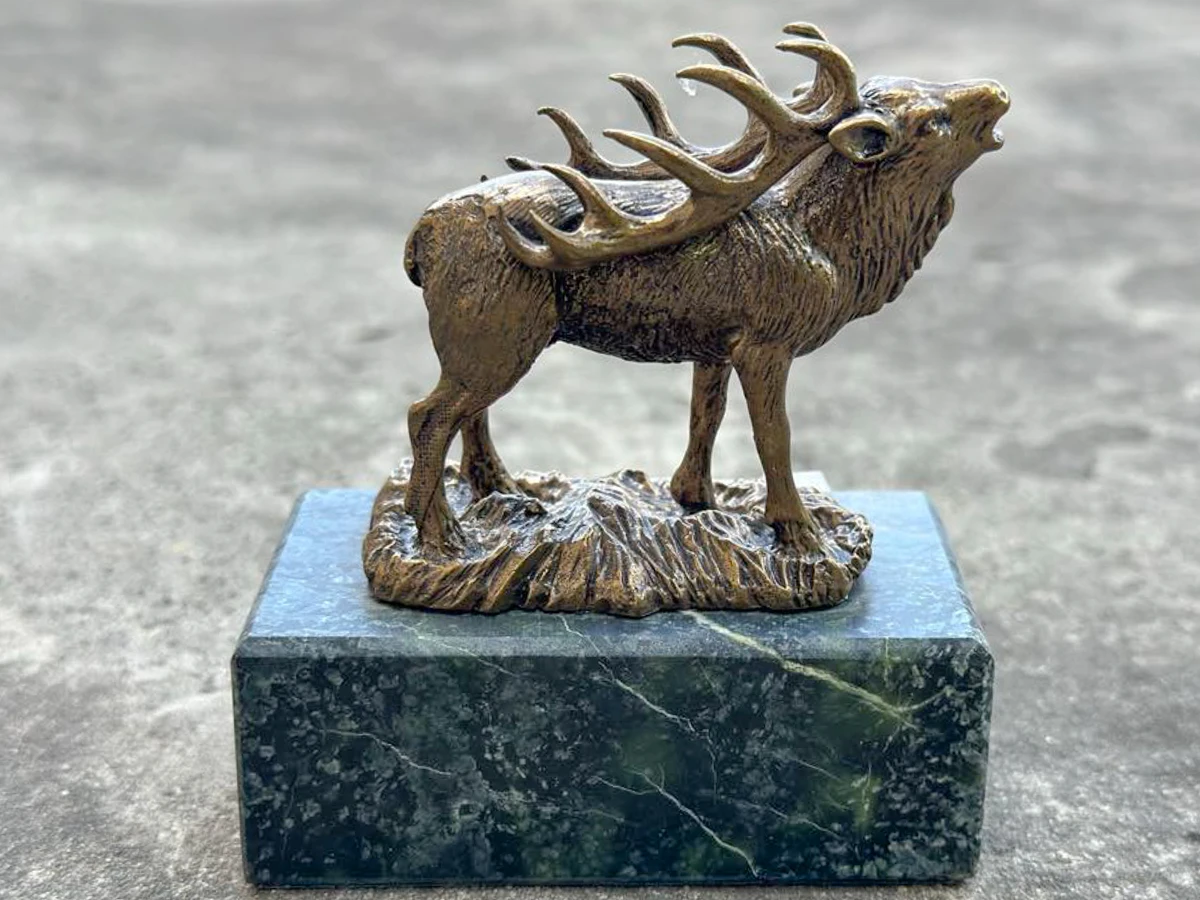 Messingfigur auf Marmor Stier – Hirsch, Höhe 9 cm – Geschenk für Jäger