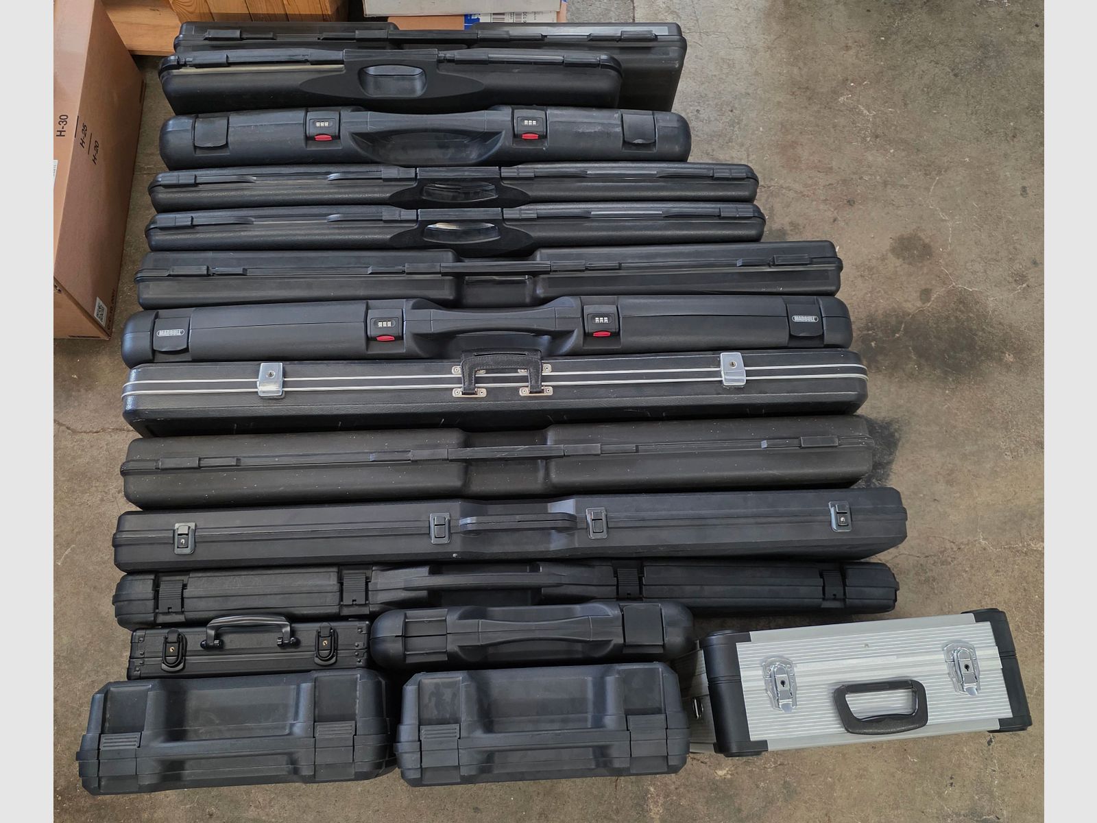 Konvolut Waffenkoffer und Taschen für Gewehr und Pistole 