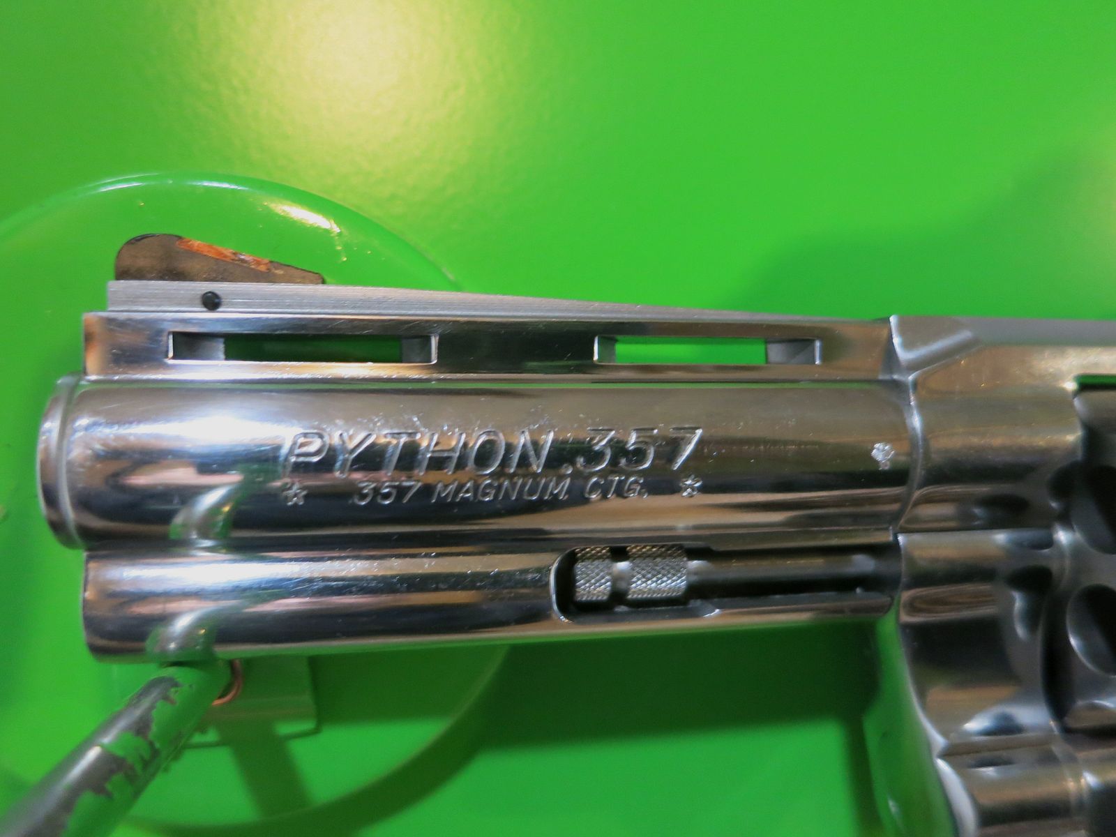 Revolver COLT PYTHON, Acier inoxydable (polie miroir), .357 Magnum, canon de 4", poignée de sport en caoutchouc #25-