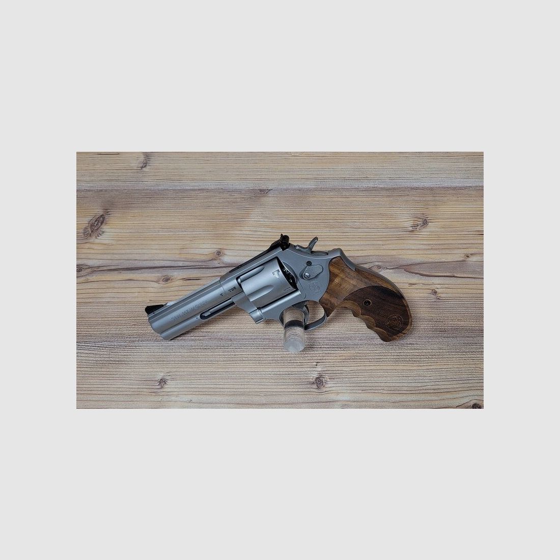Smith & Wesson 686 Security Special 4" mit Nill-Griff