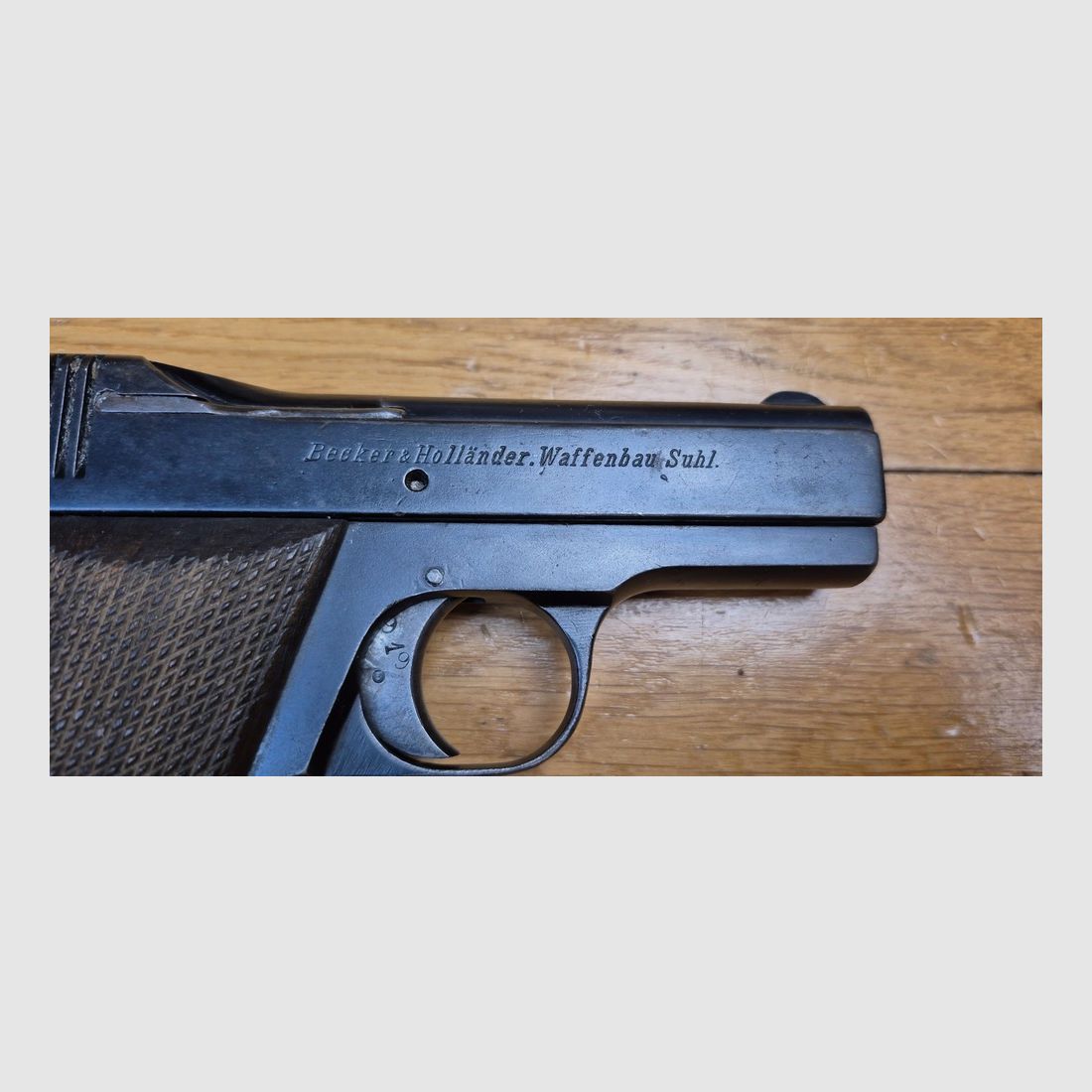 Beau petit pistolet allemand « Beholla » – Cal 7.65 Browning – Fabrication Becker & Holländer pour l&rsquo;armée allemande entre 1915 et 1918 – 45.000 exemplaires seulement – Arme 100% mono-matricule – Bonne mécanique et excellent canon – Bel état extérieur – Pièce peu courante de la 1ière Guerre mondiale – TBE/TBE+, image 20 sur 21