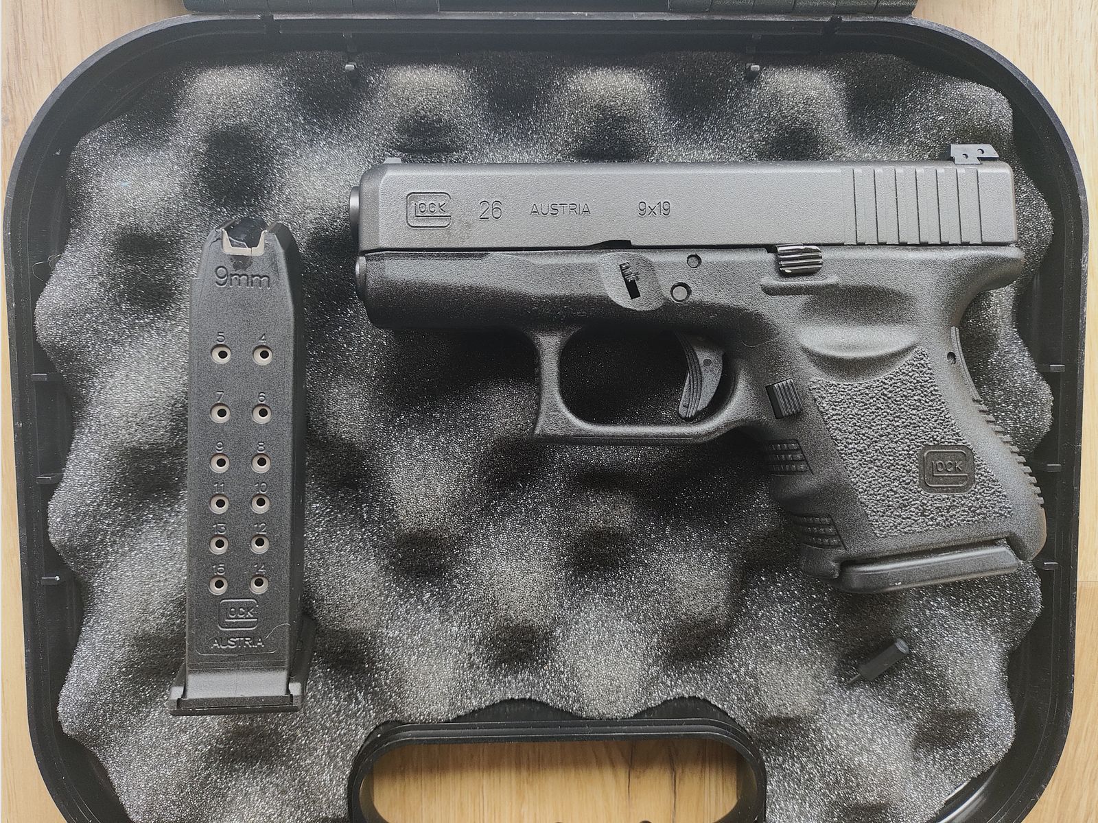Glock 26, cal. 9mm Luger, 2 magazines