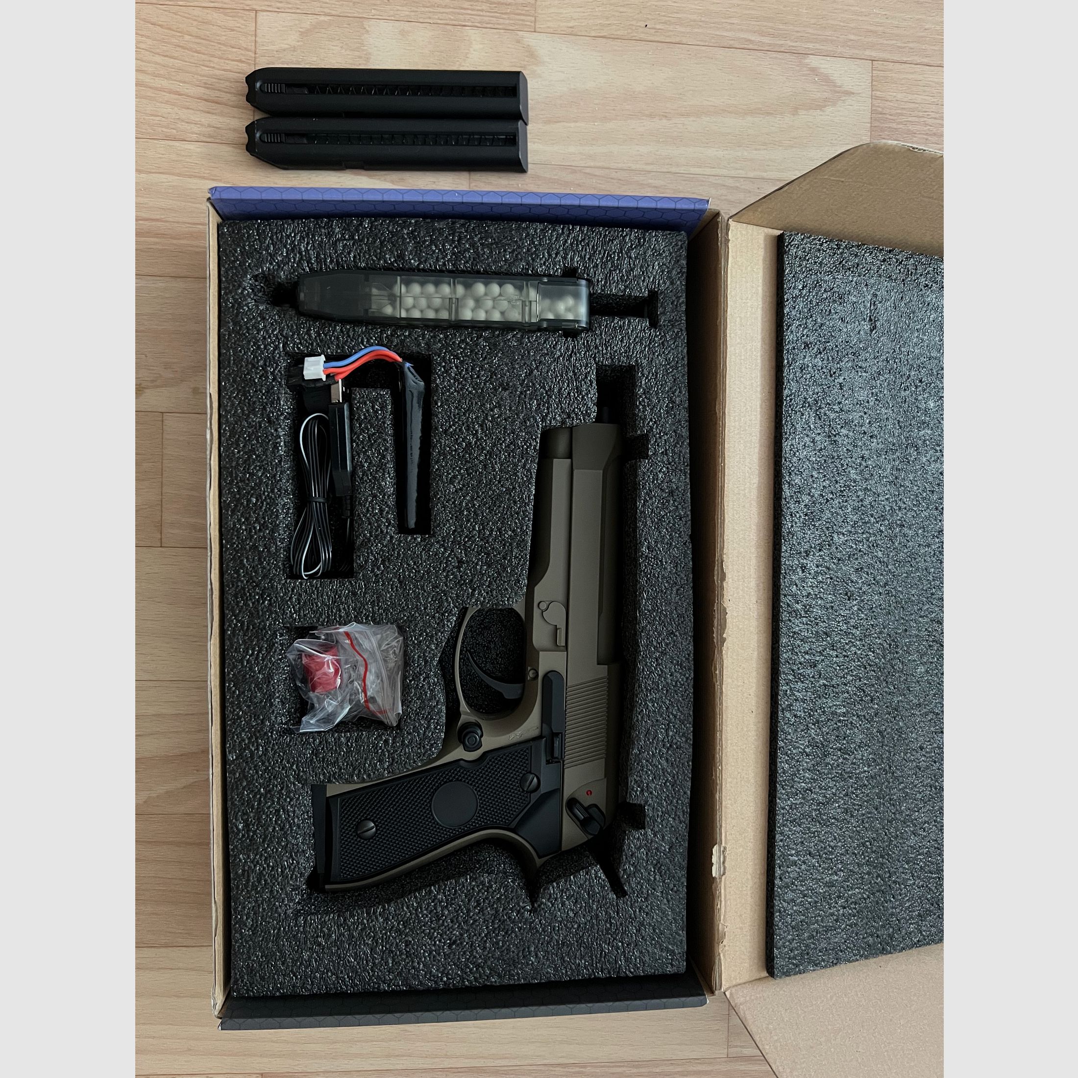 Cyma CM126/Mod.92 AEP Pistole mit Mosfet und Li-Po + Ladegerät Tan 0,5 Joule