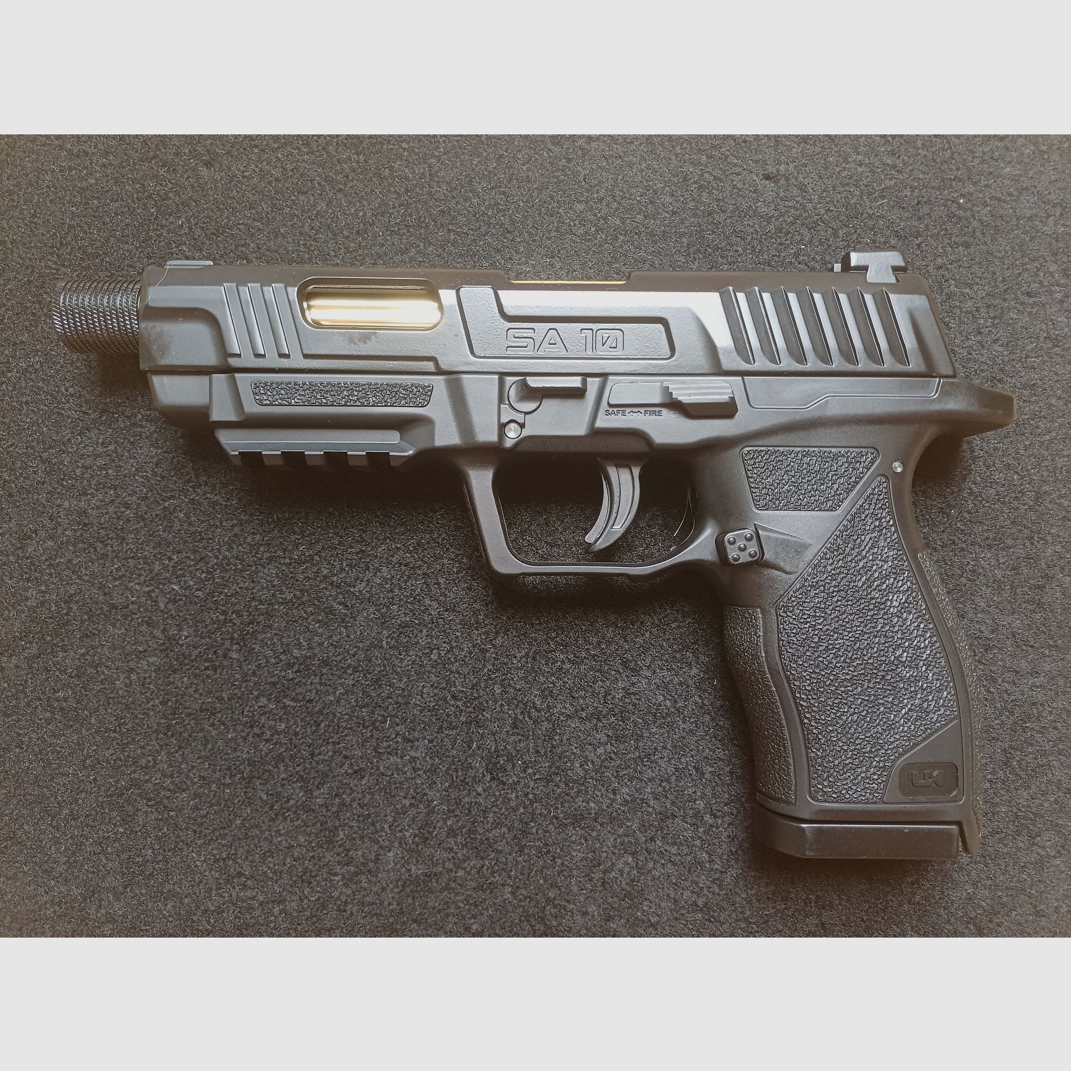 Umarex UX SA10 Co2 air pistol with additional magazines and Hornet diabolo pellets with original packaging