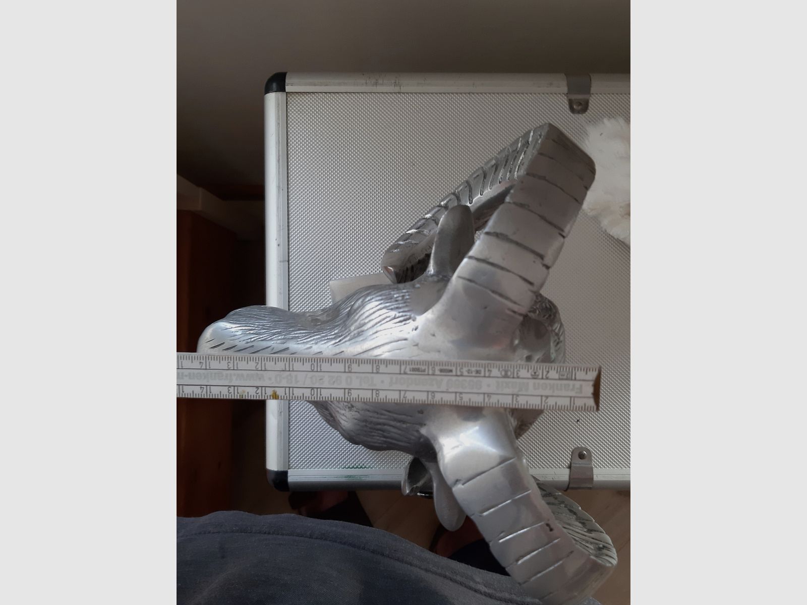 WIEDDERKOPF, bij de eerste aanblik denkt men dat hij gesmeed is, stabiel, trots, elegant en tijdloos mooi.