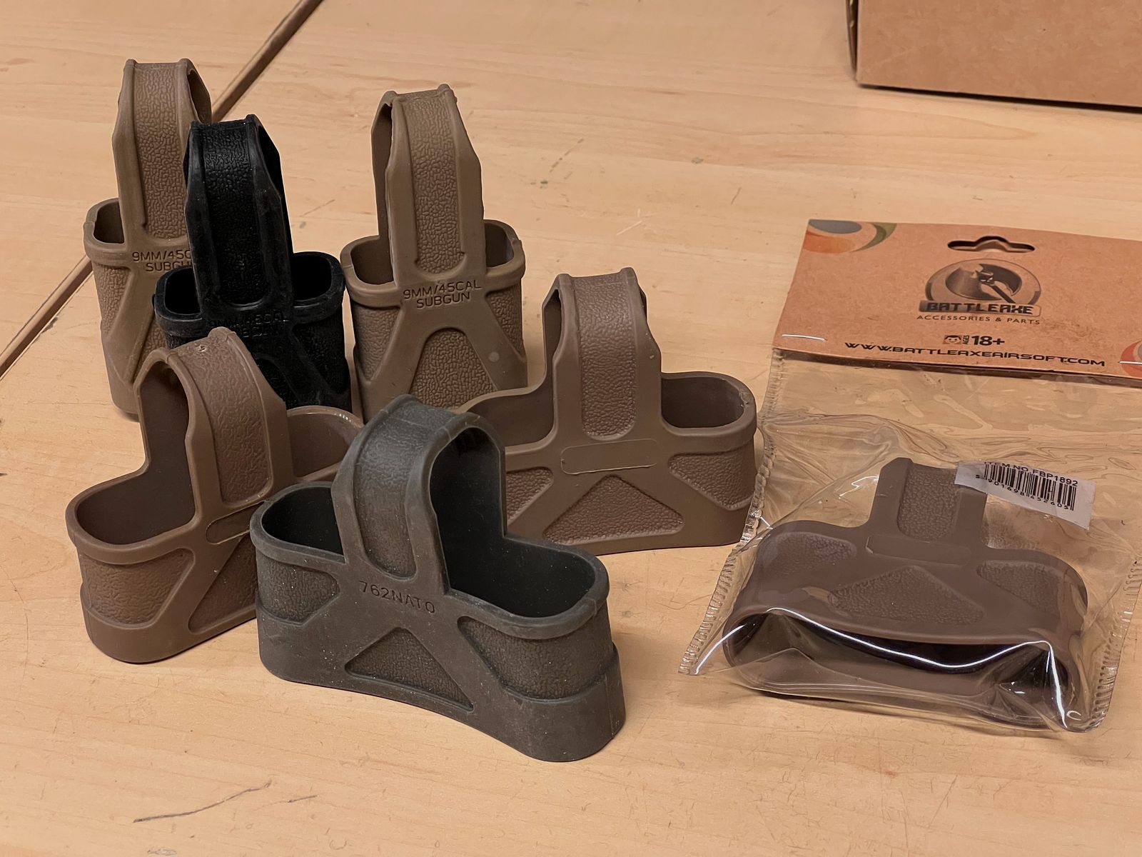 Konvolut verschiedener Magazin Schnellziehhalterungen gummiert für MP5, M4 & SR25