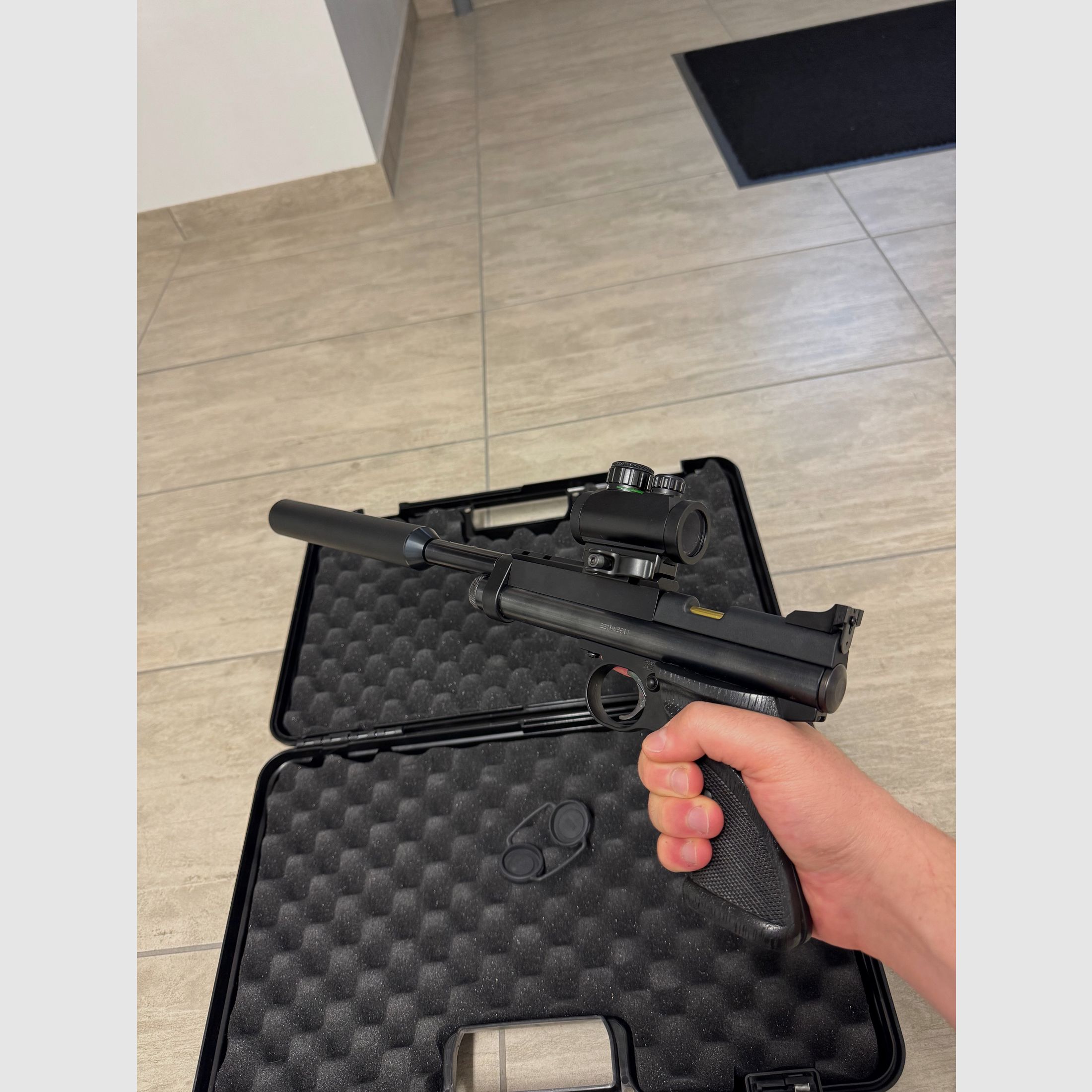 Crosman 2240 “Trophy RTU” – 5,5 mm (0,22″) CO₂-Pistole, mit Schalldämpfer & Red Dot im Koffer