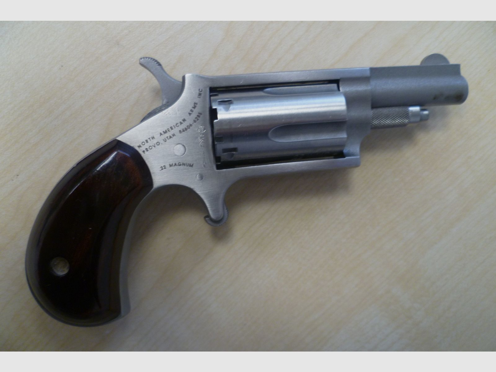 Mini-Revolver NAA North American Arms "Black Widow" .22 Magnum