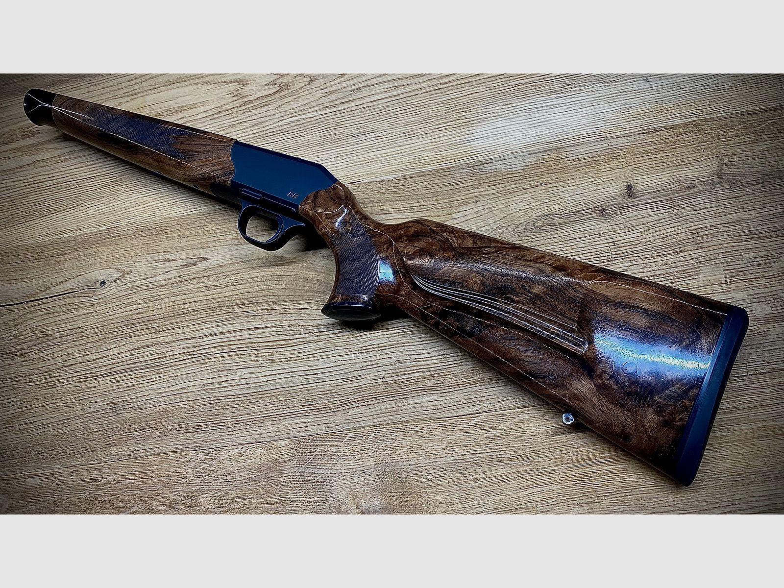 Blaser R8 Schaft / Holzklasse 7 / Bayrische Doppelfalzbacke / glänzendes Finish / Logo Schwarz