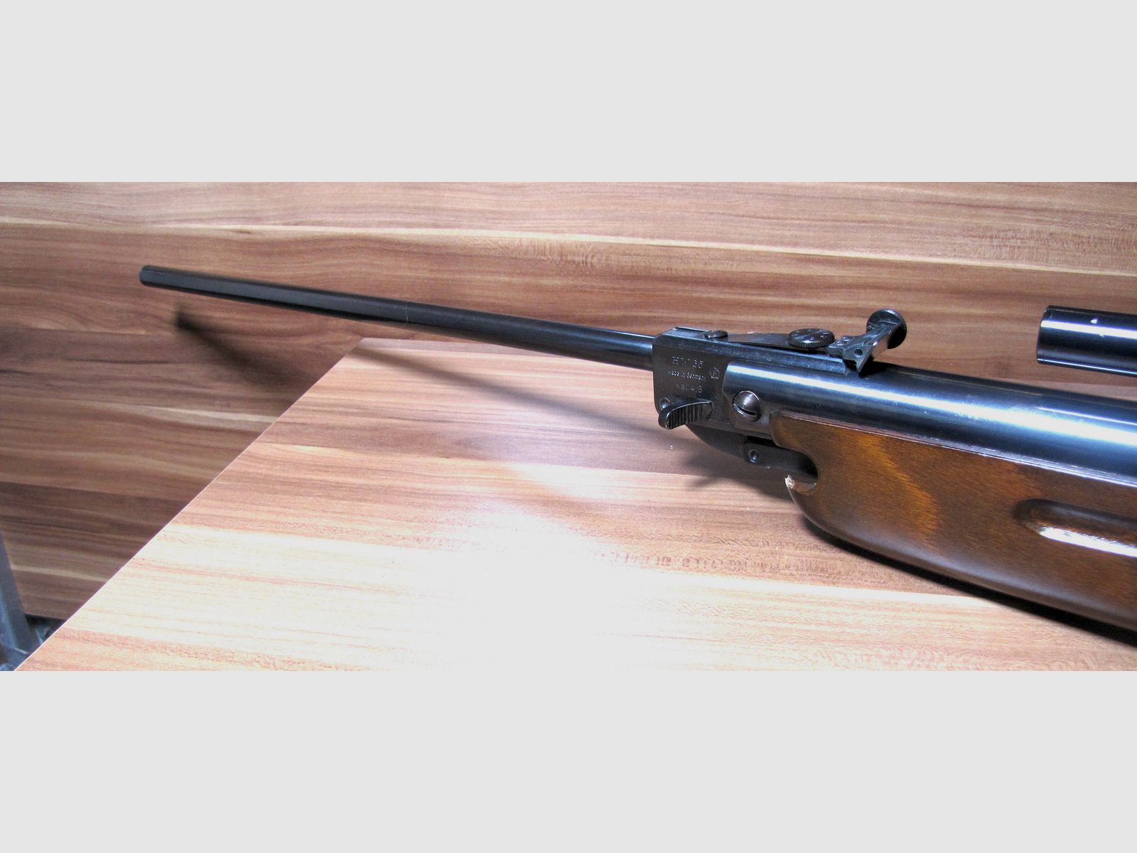 Karabinek pneumatyczny marki Weihrauch, model HW 35