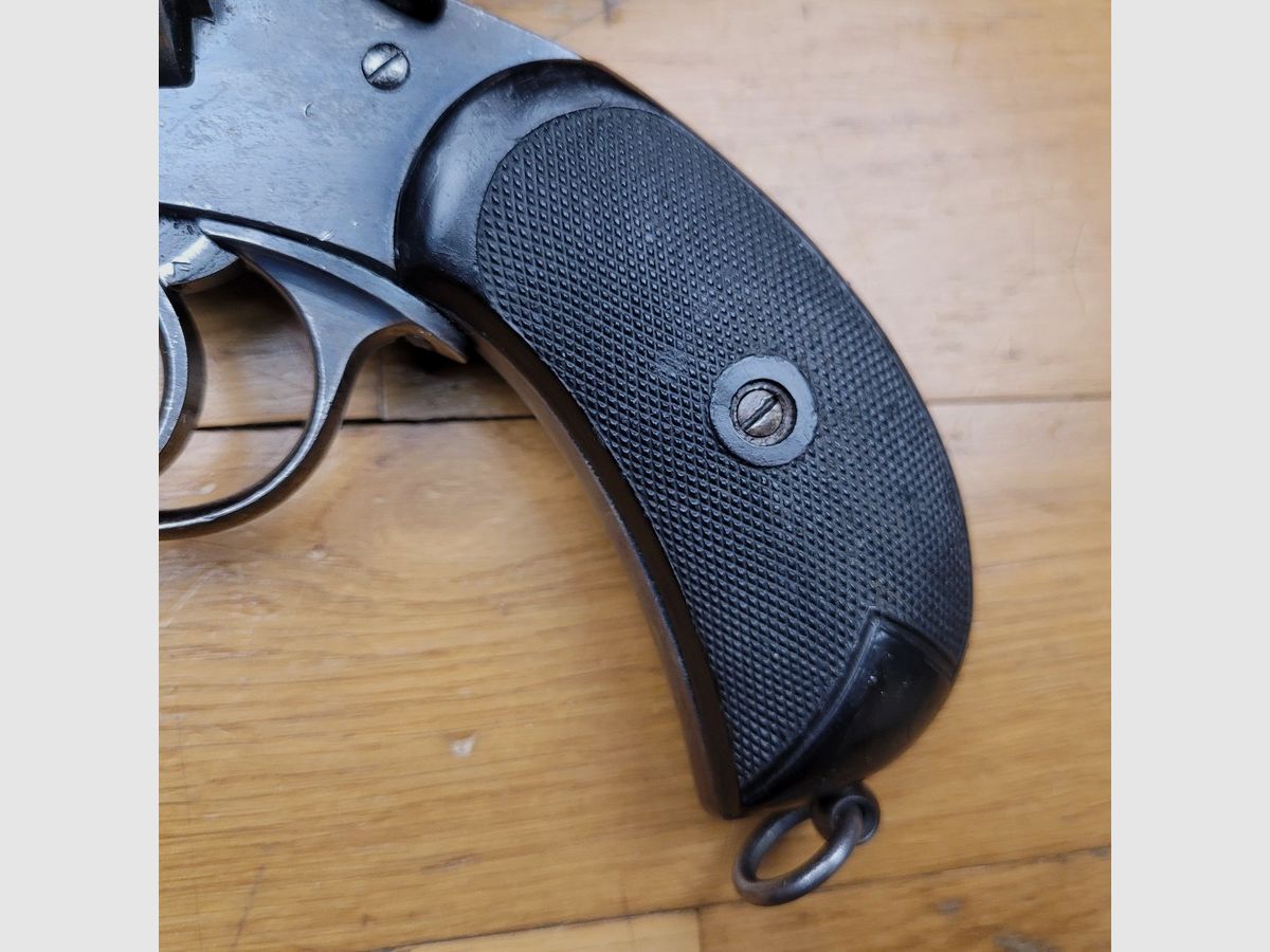 Sehr schöner Revolver Webley MkIV – Kaliber .455/.476 – Seriennummer 80 574 – Um 1900 – Vertrieb Dickson Edinburgh – Ausgezeichnete Mechanik – Kein Spiel – Lauf und Kammern in sehr gutem Zustand – Wunderschöne Griffschalen aus Ebonit – TBE, Bild 15 von 17