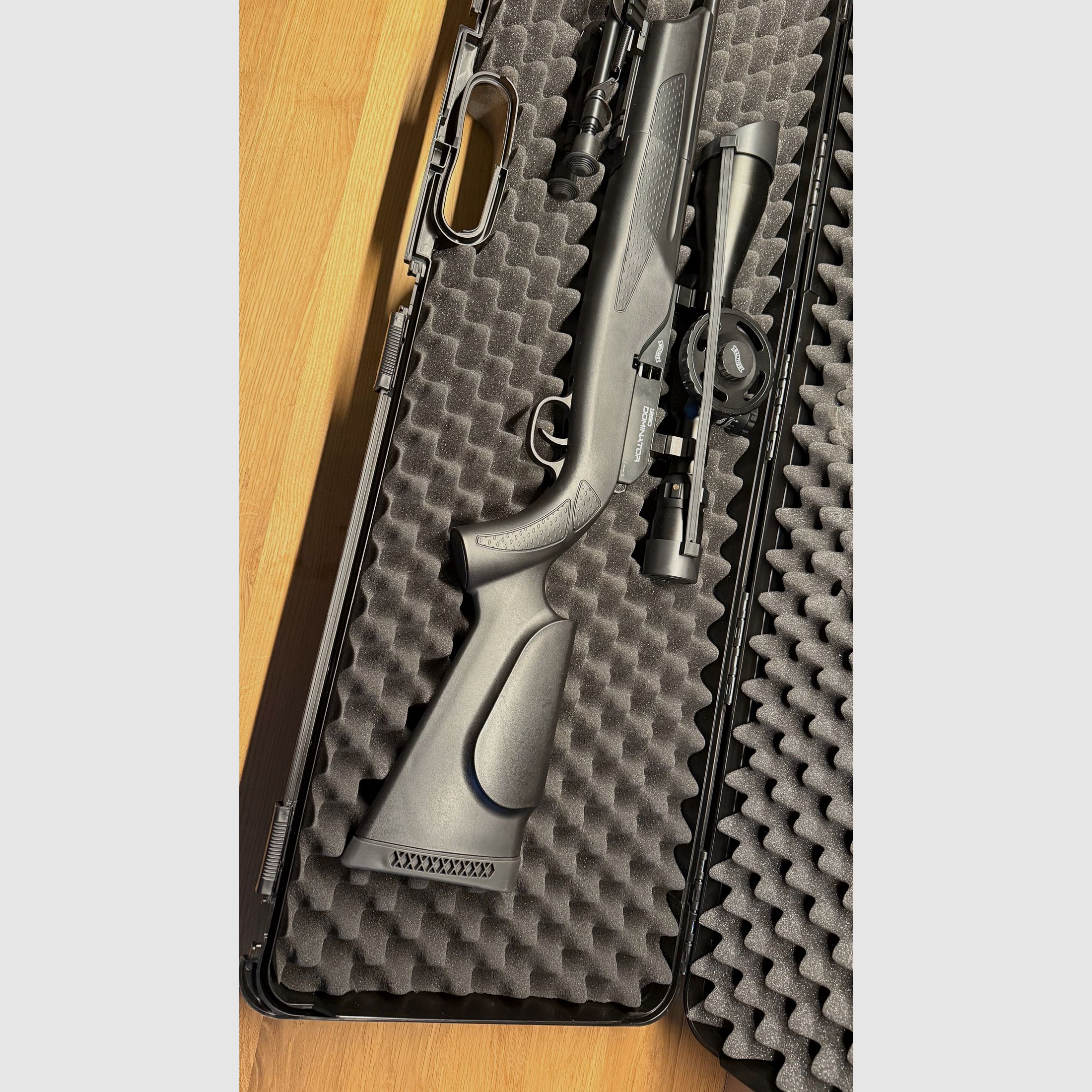 Pressluftgewehr Walther 1250 Dominator FT stock in plastica, scope 8-32x56, suppressor e bipiede calibro 4,5 mm incl. accessori !!!