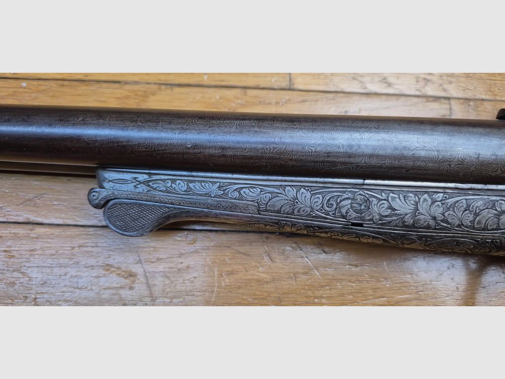 Sehr schönes Seitengewehr – Signiert auf der Laufbande „Maison de l’Inventeur Lefaucheux – 37 rue Vivienne in Paris“ – Wunderschöne Damaschusläufe – Kal. 16 – Brünierung bei 85% – Wunderschöne Gravuren an Beschlägen und Teilen – Alle Schrauben guillochiert – Schaftplatte aus Ebenholz – Sehr schönes rotes Nussbaumholz – Ausgezeichneter mechanischer Zustand – Kein Spiel – Läufe innen noch sehr sauber trotz alter Oxidation – Und ein „ECHTER“ Lefaucheux! – Waffe in TBE insgesamt – TBE, Bild 6 von 47