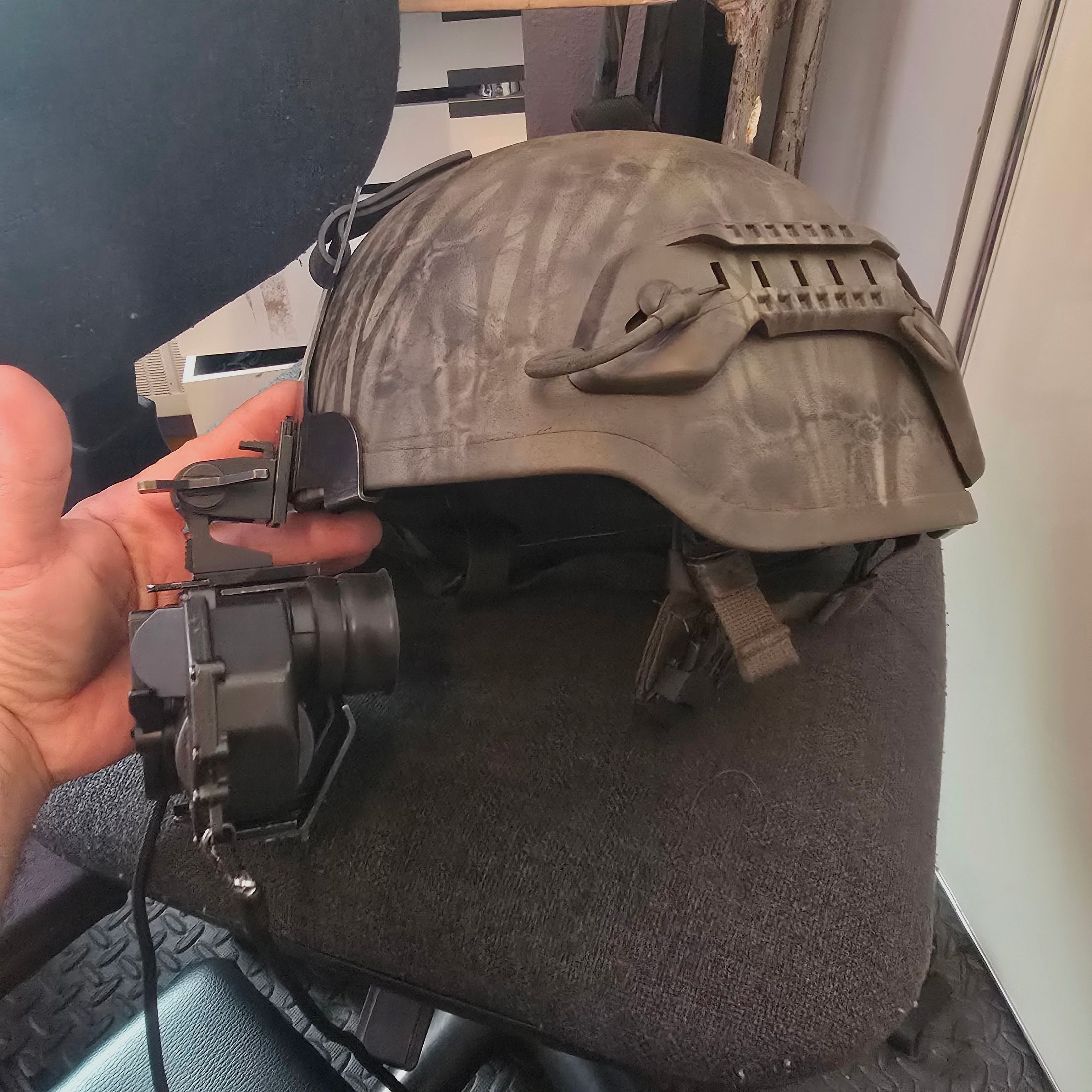 Nachtzichtapparaat restlichtversterker met helmbevestiging en draagkap, dus om te dragen zonder helm