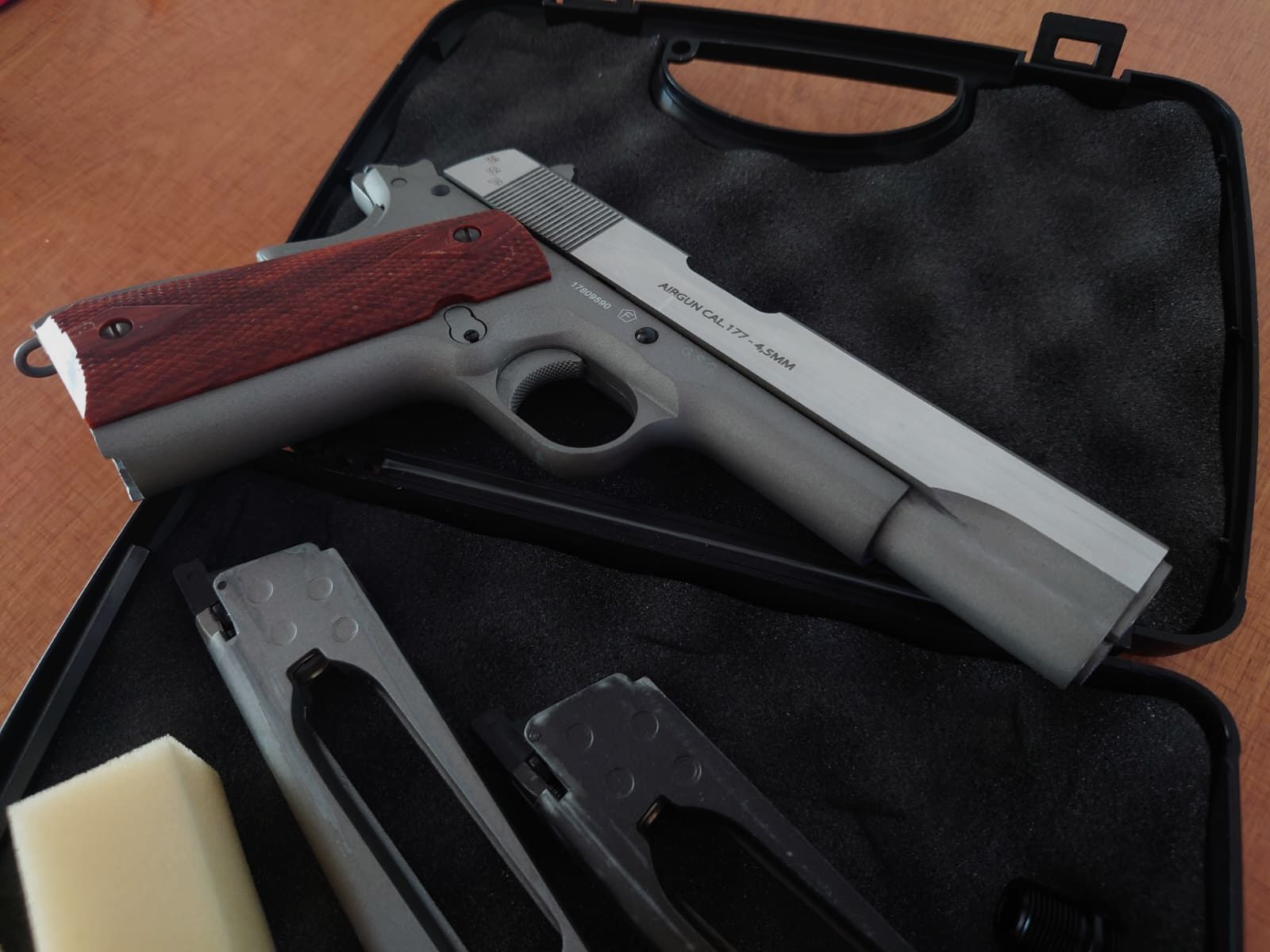 SWISS ARMS 1911 Seventies Stainless 4.5mm BB CO2 (inkl. 2 magazine)