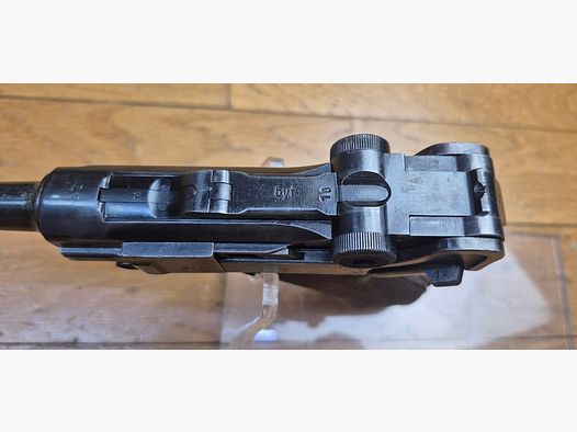 Pistola Luger P08 – Codice « BYF » per una produzione Mauser del 1942 – Arma 100% mono-numerata rinumerata – Ribrunitura e codice 42 rigravato – Buone condizioni meccaniche e canna superba – Riprovata a Ulm nel 1976 – Caricatore moderno – BE+/TBE-