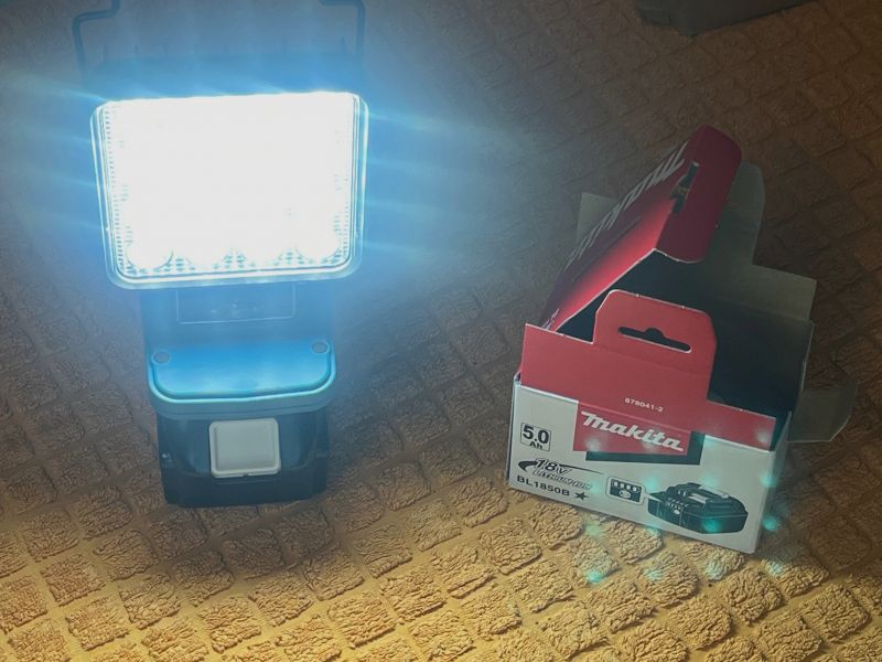 Makita - 5 amp Akku mit LED Handstrahler - wer Licht braucht kriegt es hier !!!